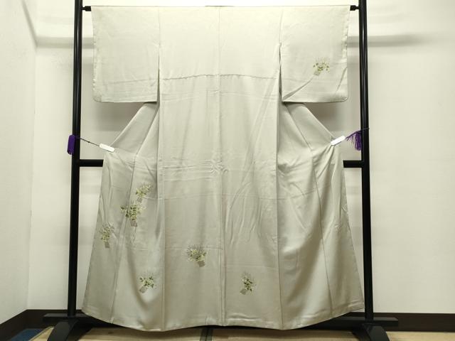 ■■■　サイズ　■■■ 身丈 158cm（肩から） 裄丈 63cm 袖丈 48.5cm　縫込み 4.5cm 袖幅 33cm 前幅 25cm 後幅 29.5cm 着物縫いこみ 内揚げ 6cm 裄 お袖側 約3.5cm　身頃側 約5cm ■■■　商品詳細　■■■ 【正絹】 状態は特に目立ったシミ汚れなどもなく大変良い状態です。 大変上質な逸品になります。 お安く出品致しますので、是非この機会にいかがでしょうか？ ■■■　注意事項　■■■ ■モニター発色の具合により色合いが異なる場合がございます。 ■寸法は多少の誤差が生じる場合がございますのでご了承ください。 ■縫込みの長さが左右非対称の場合は短い部分を記載しております。 左右非対称であってもご返品・お値引き等の保証は出来かねますので、ご了承の上ご購入をお願い致します。 ■シミ等のチェックには注意を払っておりますが、見落としがある場合もございますし、個人の見解も様々ですので神経質な方のご購入はお控えください。 ■箪笥に入っておりました着物や帯なので畳みシワや匂いがあるものもございます。 ■お休みは基本的に土日祝となりますが、その他臨時でお休みする場合がございますのでご了承ください。 ■商品の発送は平日のみの発送となります。 ■夜間と土曜、日曜日はお問い合わせの回答が遅れる場合がございます。 ■当店では、お直し、紋入れ、お手入れ等は承っておりません。 ■生地の状態（ヤケ、経年劣化等）によってはサイズ直しが出来ない場合がございます。 その点もどうかご了承のうえ、ご購入をお願いいたします。 ■弊社で取り扱う商品は一点ものにつき、時期や在庫状況に応じて金額が変更となる場合がございます。 ■検針は行っておりません。予めご了承いただきますようお願いいたします。 ■【洗える着物】と記載のある商品におきましては、商品お届け後に洗濯を行ってしまってからのご返品にはご対応しかねます。 念の為、専門店でのお手入れをお願いいたします。 ■着物のサイズ目安は下記を参考ください↓ ＜女性着物＞　お端折り次第で＋5cm　−1cmが着用可能サイズ 　例）身丈170cmの場合、身長160cm〜175cm ＜男性着物＞　身丈＋約25cm〜27cm程が適応身長 　例）身丈155cmの場合、身長180〜182cm