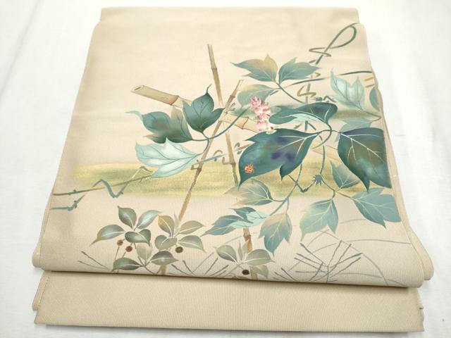 ■■■　サイズ　■■■ 長さ 363cm 幅 30cm程 ■■■　商品詳細　■■■ 【正絹】 状態は接写画像のように胴回り・表地所々に薄い汚れがございます。 爪で糸を1本1本掻きよせて織る爪つづれは 「日に寸、五日に寸、十日に寸」 と伝えられるほどの 月日と高度な技術が必要であり複雑な文様になると 1日にわずか1cmしか 織り進めないものもあります。 そのため極めて生産数も少なく希少価値の高い織物となっています。 元来　生産数の少ないうえに 職人さんの高齢化と後継者不足にともない 高度な技術をもった織師は年々減少している爪織本綴れ。 大変上質な逸品になりますのでぜひお手入れをされてお召しになられてはいかがでしょうか。 お安く出品致しますので、是非この機会にいかがでしょうか？ ※たれ先〜太鼓上部、前柄付近〜胴回りで幅の長さが異なります。 たれ先〜太鼓上部：幅30cm　前柄付近〜胴回り：幅32cm ■■■　注意事項　■■■ ■モニター発色の具合により色合いが異なる場合がございます。 ■寸法は多少の誤差が生じる場合がございますのでご了承ください。 ■縫込みの長さが左右非対称の場合は短い部分を記載しております。 左右非対称であってもご返品・お値引き等の保証は出来かねますので、ご了承の上ご購入をお願い致します。 ■シミ等のチェックには注意を払っておりますが、見落としがある場合もございますし、個人の見解も様々ですので神経質な方のご購入はお控えください。 ■箪笥に入っておりました着物や帯なので畳みシワや匂いがあるものもございます。 ■お休みは基本的に土日祝となりますが、その他臨時でお休みする場合がございますのでご了承ください。 ■商品の発送は平日のみの発送となります。 ■夜間と土曜、日曜日はお問い合わせの回答が遅れる場合がございます。 ■当店では、お直し、紋入れ、お手入れ等は承っておりません。 ■生地の状態（ヤケ、経年劣化等）によってはサイズ直しが出来ない場合がございます。 その点もどうかご了承のうえ、ご購入をお願いいたします。 ■弊社で取り扱う商品は一点ものにつき、時期や在庫状況に応じて金額が変更となる場合がございます。 ■検針は行っておりません。予めご了承いただきますようお願いいたします。 ■【洗える着物】と記載のある商品におきましては、商品お届け後に洗濯を行ってしまってからのご返品にはご対応しかねます。 念の為、専門店でのお手入れをお願いいたします。 ■着物のサイズ目安は下記を参考ください↓ ＜女性着物＞　お端折り次第で＋5cm　−1cmが着用可能サイズ 　例）身丈170cmの場合、身長160cm〜175cm ＜男性着物＞　身丈＋約25cm〜27cm程が適応身長 　例）身丈155cmの場合、身長180〜182cm