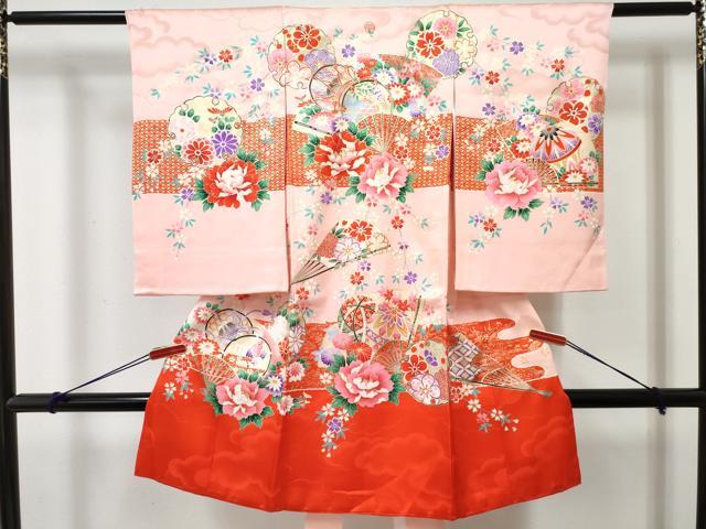 ■■■　サイズ　■■■ 【着物】 身丈 100cm（肩から） 裄丈 47.5cm 袖丈 57.5cm ■■■　商品詳細　■■■ 産着【着物：正絹・襦袢：化繊・一つ紋】 状態は特に目立ったシミ汚れなどもなく大変良い状態です。 大変上質な逸品になります。 お安く出品致しますので、是非この機会にいかがでしょうか？ ■■■　注意事項　■■■ ■モニター発色の具合により色合いが異なる場合がございます。 ■寸法は多少の誤差が生じる場合がございますのでご了承ください。 ■縫込みの長さが左右非対称の場合は短い部分を記載しております。 左右非対称であってもご返品・お値引き等の保証は出来かねますので、ご了承の上ご購入をお願い致します。 ■シミ等のチェックには注意を払っておりますが、見落としがある場合もございますし、個人の見解も様々ですので神経質な方のご購入はお控えください。 ■箪笥に入っておりました着物や帯なので畳みシワや匂いがあるものもございます。 ■お休みは基本的に土日祝となりますが、その他臨時でお休みする場合がございますのでご了承ください。 ■商品の発送は平日のみの発送となります。 ■夜間と土曜、日曜日はお問い合わせの回答が遅れる場合がございます。 ■当店では、お直し、紋入れ、お手入れ等は承っておりません。 ■生地の状態（ヤケ、経年劣化等）によってはサイズ直しが出来ない場合がございます。 その点もどうかご了承のうえ、ご購入をお願いいたします。 ■弊社で取り扱う商品は一点ものにつき、時期や在庫状況に応じて金額が変更となる場合がございます。 ■検針は行っておりません。予めご了承いただきますようお願いいたします。 ■【洗える着物】と記載のある商品におきましては、商品お届け後に洗濯を行ってしまってからのご返品にはご対応しかねます。 念の為、専門店でのお手入れをお願いいたします。 ■写真に写っている物が全てになります。それ以外の付属品はございませんのでご了承ください。 ■状態に関する写真につきましては、掲載可能な写真枚数に限りがあるため、各箇所につき1枚参考画像を掲載しております。 ■着物のサイズ目安は下記を参考ください↓ ＜女性着物＞　お端折り次第で＋5cm　－1cmが着用可能サイズ 　例）身丈170cmの場合、身長160cm～175cm ＜男性着物＞　身丈＋約25cm～27cm程が適応身長 　例）身丈155cmの場合、身長180～182cm