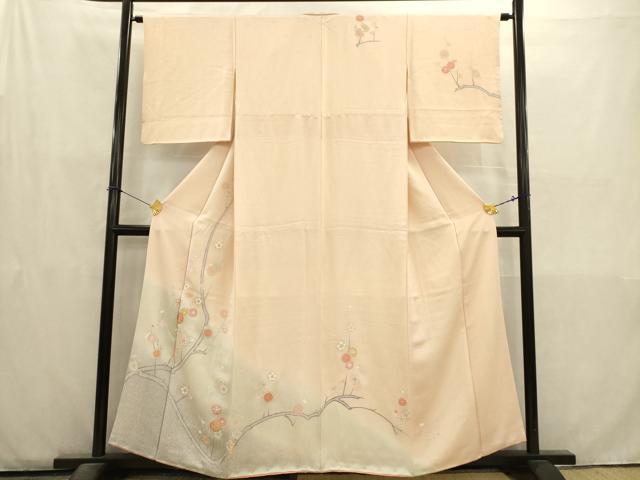 ■■■　サイズ　■■■ 身丈 158cm（肩から） 裄丈 63cm 袖丈 49cm　縫込み 5.5cm 袖幅 32.5cm 前幅 23.5cm 後幅 29.5cm 着物縫いこみ 内揚げ 7.5cm 裄 お袖側 約3cm　身頃側 約3cm ■■■　商品詳細　■■■ 【正絹】 状態は画像を添付しておりますので、そちらをご確認下さいますよう宜しくお願い致します。 大変上質な逸品になります。 お安く出品致しますので、是非この機会にいかがでしょうか？ ■■■　注意事項　■■■ ■モニター発色の具合により色合いが異なる場合がございます。 ■寸法は多少の誤差が生じる場合がございますのでご了承ください。 ■縫込みの長さが左右非対称の場合は短い部分を記載しております。 左右非対称であってもご返品・お値引き等の保証は出来かねますので、ご了承の上ご購入をお願い致します。 ■シミ等のチェックには注意を払っておりますが、見落としがある場合もございますし、個人の見解も様々ですので神経質な方のご購入はお控えください。 ■箪笥に入っておりました着物や帯なので畳みシワや匂いがあるものもございます。 ■お休みは基本的に土日祝となりますが、その他臨時でお休みする場合がございますのでご了承ください。 ■商品の発送は平日のみの発送となります。 ■夜間と土曜、日曜日はお問い合わせの回答が遅れる場合がございます。 ■当店では、お直し、紋入れ、お手入れ等は承っておりません。 ■生地の状態（ヤケ、経年劣化等）によってはサイズ直しが出来ない場合がございます。 その点もどうかご了承のうえ、ご購入をお願いいたします。 ■弊社で取り扱う商品は一点ものにつき、時期や在庫状況に応じて金額が変更となる場合がございます。 ■検針は行っておりません。予めご了承いただきますようお願いいたします。 ■【洗える着物】と記載のある商品におきましては、商品お届け後に洗濯を行ってしまってからのご返品にはご対応しかねます。 念の為、専門店でのお手入れをお願いいたします。 ■着物のサイズ目安は下記を参考ください↓ ＜女性着物＞　お端折り次第で＋5cm　−1cmが着用可能サイズ 　例）身丈170cmの場合、身長160cm〜175cm ＜男性着物＞　身丈＋約25cm〜27cm程が適応身長 　例）身丈155cmの場合、身長180〜182cm