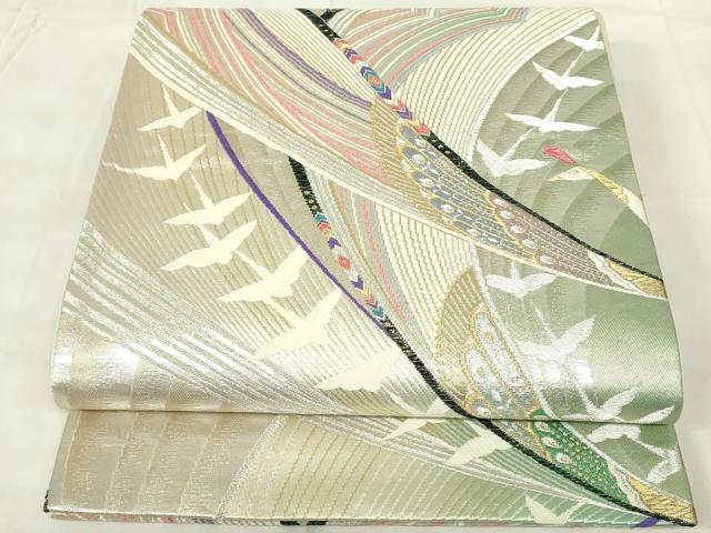 ■■■　サイズ　■■■ 長さ 420cm 幅 30.5cm程 ■■■　商品詳細　■■■ 【正絹】 詳細に関しましては、画像をご確認ください。 大変上質な逸品になります。 お安く出品致しますので、是非この機会にいかがでしょうか？ ■■■　注意事項　■■■ ■モニター発色の具合により色合いが異なる場合がございます。 ■寸法は多少の誤差が生じる場合がございますのでご了承ください。 ■縫込みの長さが左右非対称の場合は短い部分を記載しております。 左右非対称であってもご返品・お値引き等の保証は出来かねますので、ご了承の上ご購入をお願い致します。 ■シミ等のチェックには注意を払っておりますが、見落としがある場合もございますし、個人の見解も様々ですので神経質な方のご購入はお控えください。 ■箪笥に入っておりました着物や帯なので畳みシワや匂いがあるものもございます。 ■お休みは基本的に土日祝となりますが、その他臨時でお休みする場合がございますのでご了承ください。 ■商品の発送は平日のみの発送となります。 ■夜間と土曜、日曜日はお問い合わせの回答が遅れる場合がございます。 ■当店では、お直し、紋入れ、お手入れ等は承っておりません。 ■生地の状態（ヤケ、経年劣化等）によってはサイズ直しが出来ない場合がございます。 その点もどうかご了承のうえ、ご購入をお願いいたします。 ■弊社で取り扱う商品は一点ものにつき、時期や在庫状況に応じて金額が変更となる場合がございます。 ■検針は行っておりません。予めご了承いただきますようお願いいたします。 ■【洗える着物】と記載のある商品におきましては、商品お届け後に洗濯を行ってしまってからのご返品にはご対応しかねます。 念の為、専門店でのお手入れをお願いいたします。 ■着物のサイズ目安は下記を参考ください↓ ＜女性着物＞　お端折り次第で＋5cm　−1cmが着用可能サイズ 　例）身丈170cmの場合、身長160cm〜175cm ＜男性着物＞　身丈＋約25cm〜27cm程が適応身長 　例）身丈155cmの場合、身長180〜182cm