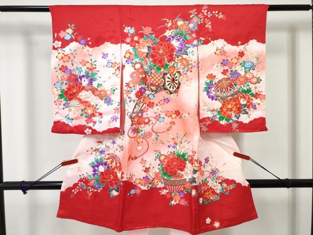 ■■■　サイズ　■■■ 【着物】 身丈 98cm（肩から） 裄丈 47cm 袖丈 56.5cm ■■■　商品詳細　■■■ 産着【表地：正絹・裏地：化繊・襦袢：化繊】の 状態は接写画像のように表地所々に薄い汚れがございます。 大変上質な逸品になります。 お安く出品致しますので、是非この機会にいかがでしょうか？ ■■■　注意事項　■■■ ■モニター発色の具合により色合いが異なる場合がございます。 ■寸法は多少の誤差が生じる場合がございますのでご了承ください。 ■縫込みの長さが左右非対称の場合は短い部分を記載しております。 左右非対称であってもご返品・お値引き等の保証は出来かねますので、ご了承の上ご購入をお願い致します。 ■シミ等のチェックには注意を払っておりますが、見落としがある場合もございますし、個人の見解も様々ですので神経質な方のご購入はお控えください。 ■箪笥に入っておりました着物や帯なので畳みシワや匂いがあるものもございます。 ■お休みは基本的に土日祝となりますが、その他臨時でお休みする場合がございますのでご了承ください。 ■商品の発送は平日のみの発送となります。 ■夜間と土曜、日曜日はお問い合わせの回答が遅れる場合がございます。 ■当店では、お直し、紋入れ、お手入れ等は承っておりません。 ■生地の状態（ヤケ、経年劣化等）によってはサイズ直しが出来ない場合がございます。 その点もどうかご了承のうえ、ご購入をお願いいたします。 ■弊社で取り扱う商品は一点ものにつき、時期や在庫状況に応じて金額が変更となる場合がございます。 ■検針は行っておりません。予めご了承いただきますようお願いいたします。 ■【洗える着物】と記載のある商品におきましては、商品お届け後に洗濯を行ってしまってからのご返品にはご対応しかねます。 念の為、専門店でのお手入れをお願いいたします。 ■写真に写っている物が全てになります。それ以外の付属品はございませんのでご了承ください。 ■状態に関する写真につきましては、掲載可能な写真枚数に限りがあるため、各箇所につき1枚参考画像を掲載しております。 ■着物のサイズ目安は下記を参考ください↓ ＜女性着物＞　お端折り次第で＋5cm　－1cmが着用可能サイズ 　例）身丈170cmの場合、身長160cm～175cm ＜男性着物＞　身丈＋約25cm～27cm程が適応身長 　例）身丈155cmの場合、身長180～182cm