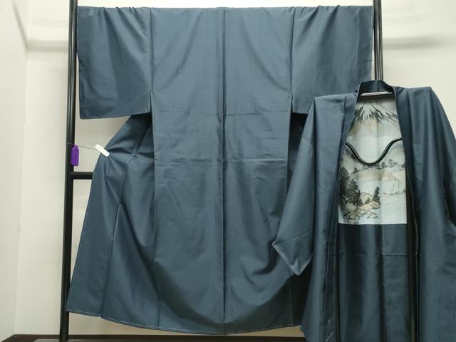 ■■■　サイズ　■■■ 【着物】 身丈 148.5cm（肩から） 裄丈 71cm 袖丈 52cm　縫込み 3.5cm 袖幅 36cm 前幅 26.5cm 後幅 30.5cm 着物縫いこみ 内揚げ 7.5cm 裄 お袖側 約1.5cm　身頃側 約1.5cm 【羽織】 身丈 95.5cm（肩から） 裄丈 72.5cm 袖丈 52.5cm　縫込み 3cm 袖幅 36.5cm 前幅 20cm 後幅 32cm 裄 お袖側 約1cm　身頃側 約1cm ■■■　商品詳細　■■■ 【正絹・未使用】 着物の状態は特に目立ったシミ汚れなどもなく大変良い状態です。 大変上質な逸品になります。 羽織の状態は接写画像のように羽裏に薄い汚れがございますが その他表地は特に目立ったシミ汚れなどもなく大変良い状態です。 大変上質な逸品になります。 お安く出品致しますので、是非この機会にいかがでしょうか？ ■■■　注意事項　■■■ ■モニター発色の具合により色合いが異なる場合がございます。 ■寸法は多少の誤差が生じる場合がございますのでご了承ください。 ■縫込みの長さが左右非対称の場合は短い部分を記載しております。 左右非対称であってもご返品・お値引き等の保証は出来かねますので、ご了承の上ご購入をお願い致します。 ■シミ等のチェックには注意を払っておりますが、見落としがある場合もございますし、個人の見解も様々ですので神経質な方のご購入はお控えください。 ■箪笥に入っておりました着物や帯なので畳みシワや匂いがあるものもございます。 ■お休みは基本的に土日祝となりますが、その他臨時でお休みする場合がございますのでご了承ください。 ■商品の発送は平日のみの発送となります。 ■夜間と土曜、日曜日はお問い合わせの回答が遅れる場合がございます。 ■当店では、お直し、紋入れ、お手入れ等は承っておりません。 ■生地の状態（ヤケ、経年劣化等）によってはサイズ直しが出来ない場合がございます。 その点もどうかご了承のうえ、ご購入をお願いいたします。 ■弊社で取り扱う商品は一点ものにつき、時期や在庫状況に応じて金額が変更となる場合がございます。 ■検針は行っておりません。予めご了承いただきますようお願いいたします。 ■【洗える着物】と記載のある商品におきましては、商品お届け後に洗濯を行ってしまってからのご返品にはご対応しかねます。 念の為、専門店でのお手入れをお願いいたします。 ■着物のサイズ目安は下記を参考ください↓ ＜女性着物＞　お端折り次第で＋5cm　−1cmが着用可能サイズ 　例）身丈170cmの場合、身長160cm〜175cm ＜男性着物＞　身丈＋約25cm〜27cm程が適応身長 　例）身丈155cmの場合、身長180〜182cm