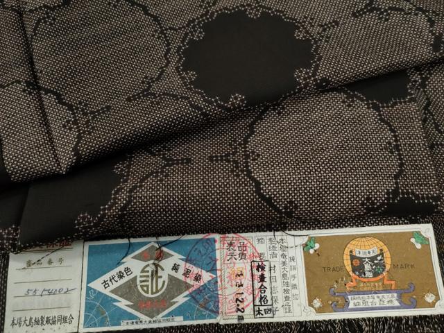 ■■■　サイズ　■■■ 身丈 159cm（肩から） 裄丈 66.5cm 袖丈 47.5cm　縫込み 4.5cm 袖幅 34.5cm 前幅 27cm 後幅 31cm 着物縫いこみ 内揚げ 2cm 裄 お袖側 約2cm　身頃側 約2cm ■■■　商品詳細　■■■ 【正絹・未使用】 状態は特に目立ったシミ汚れなどもなく大変良い状態です。 大変上質な逸品になります。 お安く出品致しますので、是非この機会にいかがでしょうか？ ■■■　注意事項　■■■ ■モニター発色の具合により色合いが異なる場合がございます。 ■寸法は多少の誤差が生じる場合がございますのでご了承ください。 ■縫込みの長さが左右非対称の場合は短い部分を記載しております。 左右非対称であってもご返品・お値引き等の保証は出来かねますので、ご了承の上ご購入をお願い致します。 ■シミ等のチェックには注意を払っておりますが、見落としがある場合もございますし、個人の見解も様々ですので神経質な方のご購入はお控えください。 ■箪笥に入っておりました着物や帯なので畳みシワや匂いがあるものもございます。 ■お休みは基本的に土日祝となりますが、その他臨時でお休みする場合がございますのでご了承ください。 ■商品の発送は平日のみの発送となります。 ■夜間と土曜、日曜日はお問い合わせの回答が遅れる場合がございます。 ■当店では、お直し、紋入れ、お手入れ等は承っておりません。 ■生地の状態（ヤケ、経年劣化等）によってはサイズ直しが出来ない場合がございます。 その点もどうかご了承のうえ、ご購入をお願いいたします。 ■弊社で取り扱う商品は一点ものにつき、時期や在庫状況に応じて金額が変更となる場合がございます。 ■検針は行っておりません。予めご了承いただきますようお願いいたします。 ■【洗える着物】と記載のある商品におきましては、商品お届け後に洗濯を行ってしまってからのご返品にはご対応しかねます。 念の為、専門店でのお手入れをお願いいたします。 ■着物のサイズ目安は下記を参考ください↓ ＜女性着物＞　お端折り次第で＋5cm　−1cmが着用可能サイズ 　例）身丈170cmの場合、身長160cm〜175cm ＜男性着物＞　身丈＋約25cm〜27cm程が適応身長 　例）身丈155cmの場合、身長180〜182cm