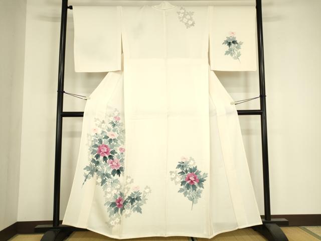 ■■■　サイズ　■■■ 身丈 156cm（肩から） 裄丈 68cm 袖丈 49cm　縫込み 5.5cm 袖幅 34.5cm 前幅 23cm 後幅 29.5cm 着物縫いこみ 内揚げ 2cm 裄 お袖側 約1cm　身頃側 約1.5cm ■■■　商品詳細　■■■ 【正絹】 状態は特に目立ったシミ汚れなどもなく大変良い状態です。 大変上質な逸品になります。 お安く出品致しますので、是非この機会にいかがでしょうか？ ■■■　注意事項　■■■ ■モニター発色の具合により色合いが異なる場合がございます。 ■寸法は多少の誤差が生じる場合がございますのでご了承ください。 ■縫込みの長さが左右非対称の場合は短い部分を記載しております。 左右非対称であってもご返品・お値引き等の保証は出来かねますので、ご了承の上ご購入をお願い致します。 ■シミ等のチェックには注意を払っておりますが、見落としがある場合もございますし、個人の見解も様々ですので神経質な方のご購入はお控えください。 ■箪笥に入っておりました着物や帯なので畳みシワや匂いがあるものもございます。 ■お休みは基本的に土日祝となりますが、その他臨時でお休みする場合がございますのでご了承ください。 ■商品の発送は平日のみの発送となります。 ■夜間と土曜、日曜日はお問い合わせの回答が遅れる場合がございます。 ■当店では、お直し、紋入れ、お手入れ等は承っておりません。 ■生地の状態（ヤケ、経年劣化等）によってはサイズ直しが出来ない場合がございます。 その点もどうかご了承のうえ、ご購入をお願いいたします。 ■弊社で取り扱う商品は一点ものにつき、時期や在庫状況に応じて金額が変更となる場合がございます。 ■検針は行っておりません。予めご了承いただきますようお願いいたします。 ■【洗える着物】と記載のある商品におきましては、商品お届け後に洗濯を行ってしまってからのご返品にはご対応しかねます。 念の為、専門店でのお手入れをお願いいたします。 ■写真に写っている物が全てになります。それ以外の付属品はございませんのでご了承ください。 ■状態に関する写真につきましては、掲載可能な写真枚数に限りがあるため、各箇所につき1枚参考画像を掲載しております。 ■着物のサイズ目安は下記を参考ください↓ ＜女性着物＞　お端折り次第で＋5cm　－1cmが着用可能サイズ 　例）身丈170cmの場合、身長160cm～175cm ＜男性着物＞　身丈＋約25cm～27cm程が適応身長 　例）身丈155cmの場合、身長180～182cm