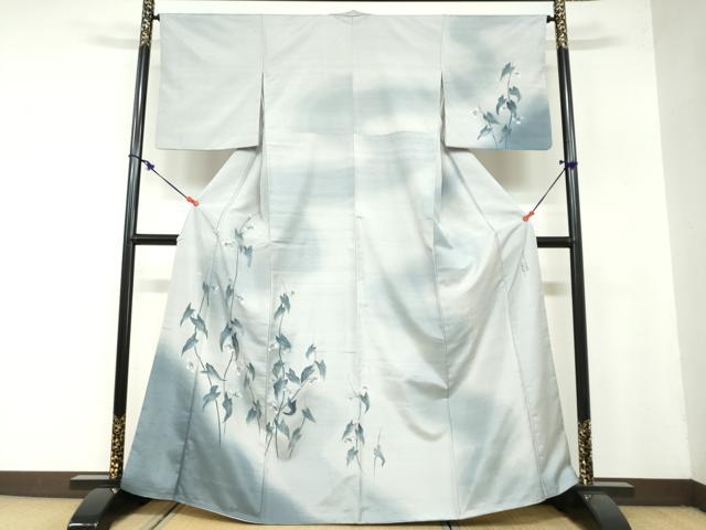 ■■■　サイズ　■■■ 身丈 163.5cm（肩から） 裄丈 65cm 袖丈 49.5cm　縫込み 3cm 袖幅 34.5cm 前幅 27cm 後幅 28.5cm 着物縫いこみ 内揚げ 2cm 裄 お袖側 約2cm　身頃側 約4cm ■■■　商品詳細　■■■ 【正絹】 状態は接写画像のように衿に薄い汚れがございますが その他特に目立ったシミ汚れなどもなく大変良い状態です。 大変上質な逸品になります。 お安く出品致しますので、是非この機会にいかがでしょうか？ ■■■　注意事項　■■■ ■モニター発色の具合により色合いが異なる場合がございます。 ■寸法は多少の誤差が生じる場合がございますのでご了承ください。 ■縫込みの長さが左右非対称の場合は短い部分を記載しております。 左右非対称であってもご返品・お値引き等の保証は出来かねますので、ご了承の上ご購入をお願い致します。 ■シミ等のチェックには注意を払っておりますが、見落としがある場合もございますし、個人の見解も様々ですので神経質な方のご購入はお控えください。 ■箪笥に入っておりました着物や帯なので畳みシワや匂いがあるものもございます。 ■お休みは基本的に土日祝となりますが、その他臨時でお休みする場合がございますのでご了承ください。 ■商品の発送は平日のみの発送となります。 ■夜間と土曜、日曜日はお問い合わせの回答が遅れる場合がございます。 ■当店では、お直し、紋入れ、お手入れ等は承っておりません。 ■生地の状態（ヤケ、経年劣化等）によってはサイズ直しが出来ない場合がございます。 その点もどうかご了承のうえ、ご購入をお願いいたします。 ■弊社で取り扱う商品は一点ものにつき、時期や在庫状況に応じて金額が変更となる場合がございます。 ■検針は行っておりません。予めご了承いただきますようお願いいたします。 ■【洗える着物】と記載のある商品におきましては、商品お届け後に洗濯を行ってしまってからのご返品にはご対応しかねます。 念の為、専門店でのお手入れをお願いいたします。 ■着物のサイズ目安は下記を参考ください↓ ＜女性着物＞　お端折り次第で＋5cm　−1cmが着用可能サイズ 　例）身丈170cmの場合、身長160cm〜175cm ＜男性着物＞　身丈＋約25cm〜27cm程が適応身長 　例）身丈155cmの場合、身長180〜182cm