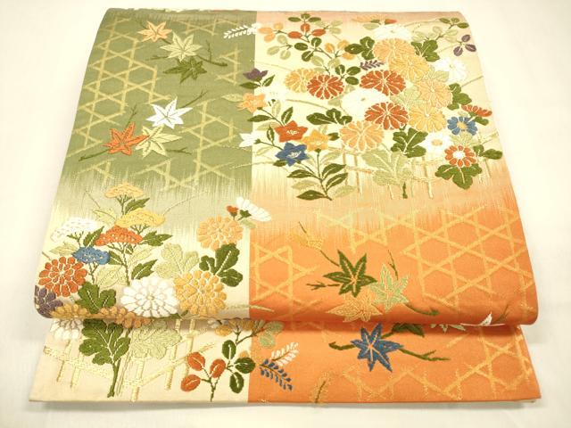 ■■■　サイズ　■■■ 長さ 416cm 幅 30cm程 ■■■　商品詳細　■■■ 【正絹・芯なし】 状態は接写画像のように 柄止まり・裏地に薄い汚れがございますが その他特に目立ったシミ汚れなどもなく大変良い状態です。 着用時には見えない部分になるかと思いますので あまり気にならずお召になれるかと思います。 大変上質な逸品になります。 お安く出品致しますので、是非この機会にいかがでしょうか？ ■■■　注意事項　■■■ ■モニター発色の具合により色合いが異なる場合がございます。 ■寸法は多少の誤差が生じる場合がございますのでご了承ください。 ■縫込みの長さが左右非対称の場合は短い部分を記載しております。 左右非対称であってもご返品・お値引き等の保証は出来かねますので、ご了承の上ご購入をお願い致します。 ■シミ等のチェックには注意を払っておりますが、見落としがある場合もございますし、個人の見解も様々ですので神経質な方のご購入はお控えください。 ■箪笥に入っておりました着物や帯なので畳みシワや匂いがあるものもございます。 ■お休みは基本的に土日祝となりますが、その他臨時でお休みする場合がございますのでご了承ください。 ■商品の発送は平日のみの発送となります。 ■夜間と土曜、日曜日はお問い合わせの回答が遅れる場合がございます。 ■当店では、お直し、紋入れ、お手入れ等は承っておりません。 ■生地の状態（ヤケ、経年劣化等）によってはサイズ直しが出来ない場合がございます。 その点もどうかご了承のうえ、ご購入をお願いいたします。 ■弊社で取り扱う商品は一点ものにつき、時期や在庫状況に応じて金額が変更となる場合がございます。 ■検針は行っておりません。予めご了承いただきますようお願いいたします。 ■【洗える着物】と記載のある商品におきましては、商品お届け後に洗濯を行ってしまってからのご返品にはご対応しかねます。 念の為、専門店でのお手入れをお願いいたします。 ■着物のサイズ目安は下記を参考ください↓ ＜女性着物＞　お端折り次第で＋5cm　−1cmが着用可能サイズ 　例）身丈170cmの場合、身長160cm〜175cm ＜男性着物＞　身丈＋約25cm〜27cm程が適応身長 　例）身丈155cmの場合、身長180〜182cm