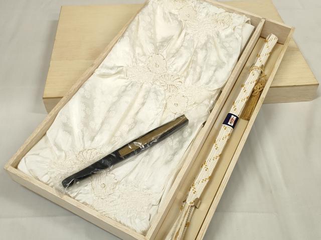 ■■■　商品詳細　■■■ サイズ 約154cm（房含む） 【未使用】 状態は特に目立ったシミ汚れなどもなく大変良い状態です。 大変上質な逸品になります。 お安く出品致しますので、是非この機会にいかがでしょうか？ ■■■　注意事項　■■■ ■モニター発色の具合により色合いが異なる場合がございます。 ■寸法は多少の誤差が生じる場合がございますのでご了承ください。 ■縫込みの長さが左右非対称の場合は短い部分を記載しております。 左右非対称であってもご返品・お値引き等の保証は出来かねますので、ご了承の上ご購入をお願い致します。 ■シミ等のチェックには注意を払っておりますが、見落としがある場合もございますし、個人の見解も様々ですので神経質な方のご購入はお控えください。 ■箪笥に入っておりました着物や帯なので畳みシワや匂いがあるものもございます。 ■お休みは基本的に土日祝となりますが、その他臨時でお休みする場合がございますのでご了承ください。 ■商品の発送は平日のみの発送となります。 ■夜間と土曜、日曜日はお問い合わせの回答が遅れる場合がございます。 ■当店では、お直し、紋入れ、お手入れ等は承っておりません。 ■生地の状態（ヤケ、経年劣化等）によってはサイズ直しが出来ない場合がございます。 その点もどうかご了承のうえ、ご購入をお願いいたします。 ■弊社で取り扱う商品は一点ものにつき、時期や在庫状況に応じて金額が変更となる場合がございます。 ■検針は行っておりません。予めご了承いただきますようお願いいたします。 ■【洗える着物】と記載のある商品におきましては、商品お届け後に洗濯を行ってしまってからのご返品にはご対応しかねます。 念の為、専門店でのお手入れをお願いいたします。 ■着物のサイズ目安は下記を参考ください↓ ＜女性着物＞　お端折り次第で＋5cm　−1cmが着用可能サイズ 　例）身丈170cmの場合、身長160cm〜175cm ＜男性着物＞　身丈＋約25cm〜27cm程が適応身長 　例）身丈155cmの場合、身長180〜182cm