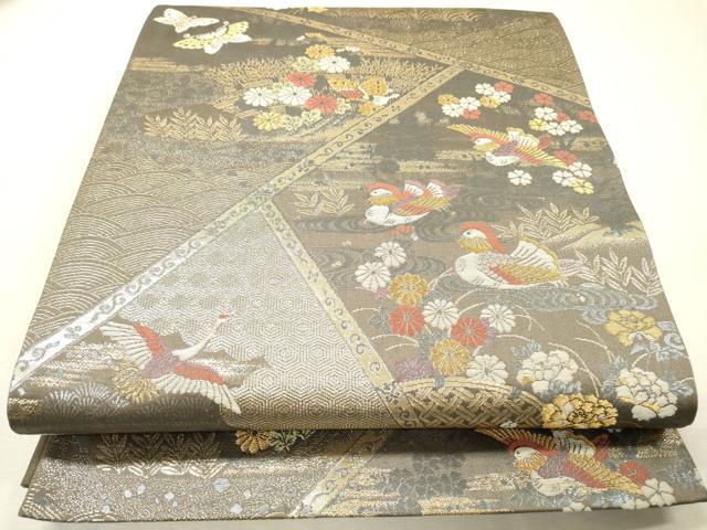 ■■■　サイズ　■■■ 長さ 428cm 幅 31cm程 ■■■　商品詳細　■■■ 【正絹】 状態は接写画像のように裏地に薄い汚れがございますがその他表地は 特に目立ったシミ汚れなどもなく大変良い状態です。 着用時には見えない部分になりますのであまり気にならずお召になれるかと思います。 大変上質な逸品になります。 お安く出品致しますので、是非この機会にいかがでしょうか？ ■■■　注意事項　■■■ ■モニター発色の具合により色合いが異なる場合がございます。 ■寸法は多少の誤差が生じる場合がございますのでご了承ください。 ■縫込みの長さが左右非対称の場合は短い部分を記載しております。 左右非対称であってもご返品・お値引き等の保証は出来かねますので、ご了承の上ご購入をお願い致します。 ■シミ等のチェックには注意を払っておりますが、見落としがある場合もございますし、個人の見解も様々ですので神経質な方のご購入はお控えください。 ■箪笥に入っておりました着物や帯なので畳みシワや匂いがあるものもございます。 ■お休みは基本的に土日祝となりますが、その他臨時でお休みする場合がございますのでご了承ください。 ■商品の発送は平日のみの発送となります。 ■夜間と土曜、日曜日はお問い合わせの回答が遅れる場合がございます。 ■当店では、お直し、紋入れ、お手入れ等は承っておりません。 ■生地の状態（ヤケ、経年劣化等）によってはサイズ直しが出来ない場合がございます。 その点もどうかご了承のうえ、ご購入をお願いいたします。 ■弊社で取り扱う商品は一点ものにつき、時期や在庫状況に応じて金額が変更となる場合がございます。 ■検針は行っておりません。予めご了承いただきますようお願いいたします。 ■【洗える着物】と記載のある商品におきましては、商品お届け後に洗濯を行ってしまってからのご返品にはご対応しかねます。 念の為、専門店でのお手入れをお願いいたします。 ■写真に写っている物が全てになります。それ以外の付属品はございませんのでご了承ください。 ■着物のサイズ目安は下記を参考ください↓ ＜女性着物＞　お端折り次第で＋5cm　－1cmが着用可能サイズ 　例）身丈170cmの場合、身長160cm～175cm ＜男性着物＞　身丈＋約25cm～27cm程が適応身長 　例）身丈155cmの場合、身長180～182cm