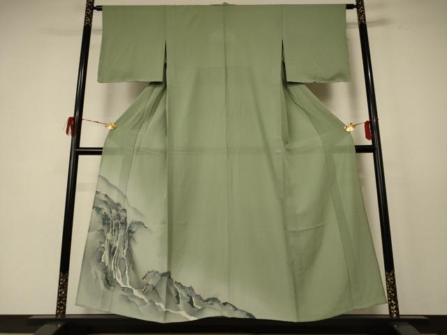 ■■■　サイズ　■■■ 身丈 154cm（肩から） 裄丈 62.5cm 袖丈 45.5cm　縫込み 7.5cm 袖幅 32cm 前幅 25cm 後幅 30cm 着物縫いこみ 内揚げ 9cm 裄 お袖側 約2cm　身頃側 約2cm ■■■　商品詳細　■■■ 【正絹】 状態は特に目立ったシミ汚れなどもなく大変良い状態です。 大変上質な逸品になります。 お安く出品致しますので、是非この機会にいかがでしょうか？ ■■■　注意事項　■■■ ■モニター発色の具合により色合いが異なる場合がございます。 ■寸法は多少の誤差が生じる場合がございますのでご了承ください。 ■縫込みの長さが左右非対称の場合は短い部分を記載しております。 左右非対称であってもご返品・お値引き等の保証は出来かねますので、ご了承の上ご購入をお願い致します。 ■シミ等のチェックには注意を払っておりますが、見落としがある場合もございますし、個人の見解も様々ですので神経質な方のご購入はお控えください。 ■箪笥に入っておりました着物や帯なので畳みシワや匂いがあるものもございます。 ■お休みは基本的に土日祝となりますが、その他臨時でお休みする場合がございますのでご了承ください。 ■商品の発送は平日のみの発送となります。 ■夜間と土曜、日曜日はお問い合わせの回答が遅れる場合がございます。 ■当店では、お直し、紋入れ、お手入れ等は承っておりません。 ■生地の状態（ヤケ、経年劣化等）によってはサイズ直しが出来ない場合がございます。 その点もどうかご了承のうえ、ご購入をお願いいたします。 ■弊社で取り扱う商品は一点ものにつき、時期や在庫状況に応じて金額が変更となる場合がございます。 ■検針は行っておりません。予めご了承いただきますようお願いいたします。 ■【洗える着物】と記載のある商品におきましては、商品お届け後に洗濯を行ってしまってからのご返品にはご対応しかねます。 念の為、専門店でのお手入れをお願いいたします。 ■着物のサイズ目安は下記を参考ください↓ ＜女性着物＞　お端折り次第で＋5cm　−1cmが着用可能サイズ 　例）身丈170cmの場合、身長160cm〜175cm ＜男性着物＞　身丈＋約25cm〜27cm程が適応身長 　例）身丈155cmの場合、身長180〜182cm