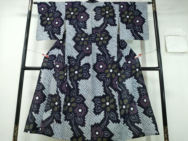 ■■■　サイズ　■■■ 身丈 149cm（肩から） 裄丈 64.5cm 袖丈 48cm　縫込み 1.5cm 袖幅 33.5cm 前幅 23.5cm 後幅 29.5cm 着物縫いこみ 内揚げ 0cm 裄 お袖側 約4cm　身頃側 約5cm ■■■　商品詳細　■■■ 【綿】 状態は特に目立ったシミ汚れなどもなく大変良い状態です。 人気の高い“有松鳴海絞り”の浴衣でございます。 “鳴海絞り”ならではの表情を生み出す立体感と 淡いぼかしで息を吹き込まれ、 今にも動き出しそうな迫力を放っております。 夏祭りや花火大会、これから増えるイベントに連れ立って、 より夏をお楽しみ下さいませ。 大変上質な逸品になります。 お安く出品致しますので、是非この機会にいかがでしょうか？ ■■■　注意事項　■■■ ■モニター発色の具合により色合いが異なる場合がございます。 ■寸法は多少の誤差が生じる場合がございますのでご了承ください。 ■縫込みの長さが左右非対称の場合は短い部分を記載しております。 左右非対称であってもご返品・お値引き等の保証は出来かねますので、ご了承の上ご購入をお願い致します。 ■シミ等のチェックには注意を払っておりますが、見落としがある場合もございますし、個人の見解も様々ですので神経質な方のご購入はお控えください。 ■箪笥に入っておりました着物や帯なので畳みシワや匂いがあるものもございます。 ■お休みは基本的に土日祝となりますが、その他臨時でお休みする場合がございますのでご了承ください。 ■商品の発送は平日のみの発送となります。 ■夜間と土曜、日曜日はお問い合わせの回答が遅れる場合がございます。 ■当店では、お直し、紋入れ、お手入れ等は承っておりません。 ■生地の状態（ヤケ、経年劣化等）によってはサイズ直しが出来ない場合がございます。 その点もどうかご了承のうえ、ご購入をお願いいたします。 ■弊社で取り扱う商品は一点ものにつき、時期や在庫状況に応じて金額が変更となる場合がございます。 ■検針は行っておりません。予めご了承いただきますようお願いいたします。 ■【洗える着物】と記載のある商品におきましては、商品お届け後に洗濯を行ってしまってからのご返品にはご対応しかねます。 念の為、専門店でのお手入れをお願いいたします。 ■着物のサイズ目安は下記を参考ください↓ ＜女性着物＞　お端折り次第で＋5cm　−1cmが着用可能サイズ 　例）身丈170cmの場合、身長160cm〜175cm ＜男性着物＞　身丈＋約25cm〜27cm程が適応身長 　例）身丈155cmの場合、身長180〜182cm