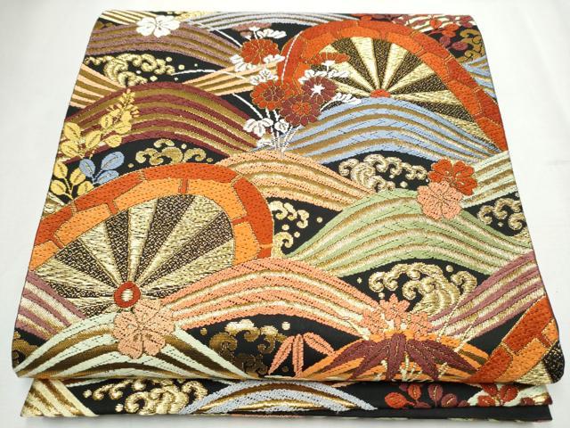■■■　サイズ　■■■ 長さ 424cm 幅 31cm程 ■■■　商品詳細　■■■ 【正絹】 状態は締めてはおりますが 特に目立ったシミ汚れなどもなく大変良い状態です。 大変上質な逸品になります。 お安く出品致しますので、是非この機会にいかがでしょうか？ ■■■　注意事項　■■■ ■モニター発色の具合により色合いが異なる場合がございます。 ■寸法は多少の誤差が生じる場合がございますのでご了承ください。 ■縫込みの長さが左右非対称の場合は短い部分を記載しております。 左右非対称であってもご返品・お値引き等の保証は出来かねますので、ご了承の上ご購入をお願い致します。 ■シミ等のチェックには注意を払っておりますが、見落としがある場合もございますし、個人の見解も様々ですので神経質な方のご購入はお控えください。 ■箪笥に入っておりました着物や帯なので畳みシワや匂いがあるものもございます。 ■お休みは基本的に土日祝となりますが、その他臨時でお休みする場合がございますのでご了承ください。 ■商品の発送は平日のみの発送となります。 ■夜間と土曜、日曜日はお問い合わせの回答が遅れる場合がございます。 ■当店では、お直し、紋入れ、お手入れ等は承っておりません。 ■生地の状態（ヤケ、経年劣化等）によってはサイズ直しが出来ない場合がございます。 その点もどうかご了承のうえ、ご購入をお願いいたします。 ■弊社で取り扱う商品は一点ものにつき、時期や在庫状況に応じて金額が変更となる場合がございます。 ■検針は行っておりません。予めご了承いただきますようお願いいたします。 ■【洗える着物】と記載のある商品におきましては、商品お届け後に洗濯を行ってしまってからのご返品にはご対応しかねます。 念の為、専門店でのお手入れをお願いいたします。 ■着物のサイズ目安は下記を参考ください↓ ＜女性着物＞　お端折り次第で＋5cm　−1cmが着用可能サイズ 　例）身丈170cmの場合、身長160cm〜175cm ＜男性着物＞　身丈＋約25cm〜27cm程が適応身長 　例）身丈155cmの場合、身長180〜182cm
