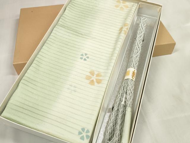 ■■■　商品詳細　■■■ サイズ 約　162cm（房含む） 【未使用】 状態は特に目立ったシミ汚れなどもなく大変良い状態です。 大変上質な逸品になります。 お安く出品致しますので、是非この機会にいかがでしょうか？ ■■■　注意事項　■■■ ■モニター発色の具合により色合いが異なる場合がございます。 ■寸法は多少の誤差が生じる場合がございますのでご了承ください。 ■縫込みの長さが左右非対称の場合は短い部分を記載しております。 左右非対称であってもご返品・お値引き等の保証は出来かねますので、ご了承の上ご購入をお願い致します。 ■シミ等のチェックには注意を払っておりますが、見落としがある場合もございますし、個人の見解も様々ですので神経質な方のご購入はお控えください。 ■箪笥に入っておりました着物や帯なので畳みシワや匂いがあるものもございます。 ■お休みは基本的に土日祝となりますが、その他臨時でお休みする場合がございますのでご了承ください。 ■商品の発送は平日のみの発送となります。 ■夜間と土曜、日曜日はお問い合わせの回答が遅れる場合がございます。 ■当店では、お直し、紋入れ、お手入れ等は承っておりません。 ■生地の状態（ヤケ、経年劣化等）によってはサイズ直しが出来ない場合がございます。 その点もどうかご了承のうえ、ご購入をお願いいたします。 ■弊社で取り扱う商品は一点ものにつき、時期や在庫状況に応じて金額が変更となる場合がございます。 ■検針は行っておりません。予めご了承いただきますようお願いいたします。 ■【洗える着物】と記載のある商品におきましては、商品お届け後に洗濯を行ってしまってからのご返品にはご対応しかねます。 念の為、専門店でのお手入れをお願いいたします。 ■着物のサイズ目安は下記を参考ください↓ ＜女性着物＞　お端折り次第で＋5cm　−1cmが着用可能サイズ 　例）身丈170cmの場合、身長160cm〜175cm ＜男性着物＞　身丈＋約25cm〜27cm程が適応身長 　例）身丈155cmの場合、身長180〜182cm