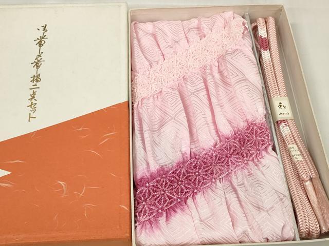 ■■■　商品詳細　■■■ サイズ 約　158cm（房含む） 【未使用】 状態は特に目立ったシミ汚れなどもなく大変良い状態です。 大変上質な逸品になります。 お安く出品致しますので、是非この機会にいかがでしょうか？ ■■■　注意事項　■■■ ■モニター発色の具合により色合いが異なる場合がございます。 ■寸法は多少の誤差が生じる場合がございますのでご了承ください。 ■縫込みの長さが左右非対称の場合は短い部分を記載しております。 左右非対称であってもご返品・お値引き等の保証は出来かねますので、ご了承の上ご購入をお願い致します。 ■シミ等のチェックには注意を払っておりますが、見落としがある場合もございますし、個人の見解も様々ですので神経質な方のご購入はお控えください。 ■箪笥に入っておりました着物や帯なので畳みシワや匂いがあるものもございます。 ■お休みは基本的に土日祝となりますが、その他臨時でお休みする場合がございますのでご了承ください。 ■商品の発送は平日のみの発送となります。 ■夜間と土曜、日曜日はお問い合わせの回答が遅れる場合がございます。 ■当店では、お直し、紋入れ、お手入れ等は承っておりません。 ■生地の状態（ヤケ、経年劣化等）によってはサイズ直しが出来ない場合がございます。 その点もどうかご了承のうえ、ご購入をお願いいたします。 ■弊社で取り扱う商品は一点ものにつき、時期や在庫状況に応じて金額が変更となる場合がございます。 ■検針は行っておりません。予めご了承いただきますようお願いいたします。 ■【洗える着物】と記載のある商品におきましては、商品お届け後に洗濯を行ってしまってからのご返品にはご対応しかねます。 念の為、専門店でのお手入れをお願いいたします。 ■着物のサイズ目安は下記を参考ください↓ ＜女性着物＞　お端折り次第で＋5cm　−1cmが着用可能サイズ 　例）身丈170cmの場合、身長160cm〜175cm ＜男性着物＞　身丈＋約25cm〜27cm程が適応身長 　例）身丈155cmの場合、身長180〜182cm