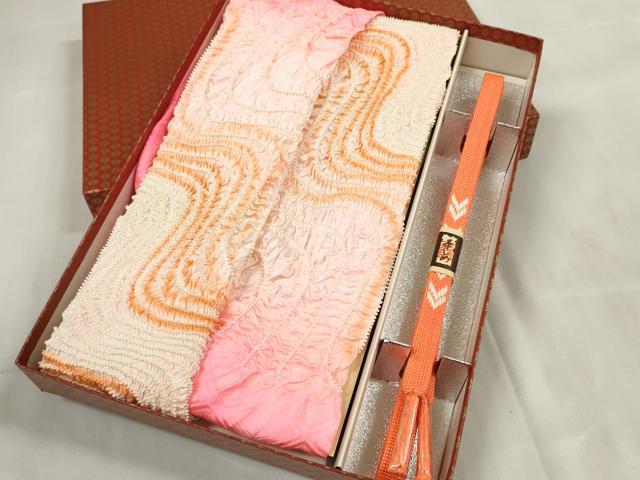 ■■■　商品詳細　■■■ サイズ 約　150cm（房含む） 【未使用】 状態は特に目立ったシミ汚れなどもなく大変良い状態です。 大変上質な逸品になります。 お安く出品致しますので、是非この機会にいかがでしょうか？ ■■■　注意事項　■■■ ■モニター発色の具合により色合いが異なる場合がございます。 ■寸法は多少の誤差が生じる場合がございますのでご了承ください。 ■縫込みの長さが左右非対称の場合は短い部分を記載しております。 左右非対称であってもご返品・お値引き等の保証は出来かねますので、ご了承の上ご購入をお願い致します。 ■シミ等のチェックには注意を払っておりますが、見落としがある場合もございますし、個人の見解も様々ですので神経質な方のご購入はお控えください。 ■箪笥に入っておりました着物や帯なので畳みシワや匂いがあるものもございます。 ■お休みは基本的に土日祝となりますが、その他臨時でお休みする場合がございますのでご了承ください。 ■商品の発送は平日のみの発送となります。 ■夜間と土曜、日曜日はお問い合わせの回答が遅れる場合がございます。 ■当店では、お直し、紋入れ、お手入れ等は承っておりません。 ■生地の状態（ヤケ、経年劣化等）によってはサイズ直しが出来ない場合がございます。 その点もどうかご了承のうえ、ご購入をお願いいたします。 ■弊社で取り扱う商品は一点ものにつき、時期や在庫状況に応じて金額が変更となる場合がございます。 ■検針は行っておりません。予めご了承いただきますようお願いいたします。 ■【洗える着物】と記載のある商品におきましては、商品お届け後に洗濯を行ってしまってからのご返品にはご対応しかねます。 念の為、専門店でのお手入れをお願いいたします。 ■着物のサイズ目安は下記を参考ください↓ ＜女性着物＞　お端折り次第で＋5cm　−1cmが着用可能サイズ 　例）身丈170cmの場合、身長160cm〜175cm ＜男性着物＞　身丈＋約25cm〜27cm程が適応身長 　例）身丈155cmの場合、身長180〜182cm