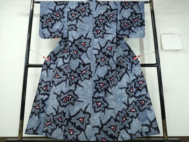 ■■■　サイズ　■■■ 身丈 154cm（肩から） 裄丈 63cm 袖丈 48cm　縫込み 2.5cm 袖幅 33cm 前幅 23cm 後幅 29cm 着物縫いこみ 内揚げ 0cm 裄 お袖側 約1.5cm　身頃側 約2.5cm ■■■　商品詳細　■■■ 【綿・未使用】 状態は特に目立ったシミ汚れなどもなく大変良い状態です。 人気の高い“有松鳴海絞り”の浴衣でございます。 “鳴海絞り”ならではの表情を生み出す立体感と 淡いぼかしで息を吹き込まれ、 今にも動き出しそうな迫力を放っております。 夏祭りや花火大会、これから増えるイベントに連れ立って、 より夏をお楽しみ下さいませ。 大変上質な逸品になります。 お安く出品致しますので、是非この機会にいかがでしょうか？ ■■■　注意事項　■■■ ■モニター発色の具合により色合いが異なる場合がございます。 ■寸法は多少の誤差が生じる場合がございますのでご了承ください。 ■縫込みの長さが左右非対称の場合は短い部分を記載しております。 左右非対称であってもご返品・お値引き等の保証は出来かねますので、ご了承の上ご購入をお願い致します。 ■シミ等のチェックには注意を払っておりますが、見落としがある場合もございますし、個人の見解も様々ですので神経質な方のご購入はお控えください。 ■箪笥に入っておりました着物や帯なので畳みシワや匂いがあるものもございます。 ■お休みは基本的に土日祝となりますが、その他臨時でお休みする場合がございますのでご了承ください。 ■商品の発送は平日のみの発送となります。 ■夜間と土曜、日曜日はお問い合わせの回答が遅れる場合がございます。 ■当店では、お直し、紋入れ、お手入れ等は承っておりません。 ■生地の状態（ヤケ、経年劣化等）によってはサイズ直しが出来ない場合がございます。 その点もどうかご了承のうえ、ご購入をお願いいたします。 ■弊社で取り扱う商品は一点ものにつき、時期や在庫状況に応じて金額が変更となる場合がございます。 ■検針は行っておりません。予めご了承いただきますようお願いいたします。 ■【洗える着物】と記載のある商品におきましては、商品お届け後に洗濯を行ってしまってからのご返品にはご対応しかねます。 念の為、専門店でのお手入れをお願いいたします。 ■着物のサイズ目安は下記を参考ください↓ ＜女性着物＞　お端折り次第で＋5cm　−1cmが着用可能サイズ 　例）身丈170cmの場合、身長160cm〜175cm ＜男性着物＞　身丈＋約25cm〜27cm程が適応身長 　例）身丈155cmの場合、身長180〜182cm