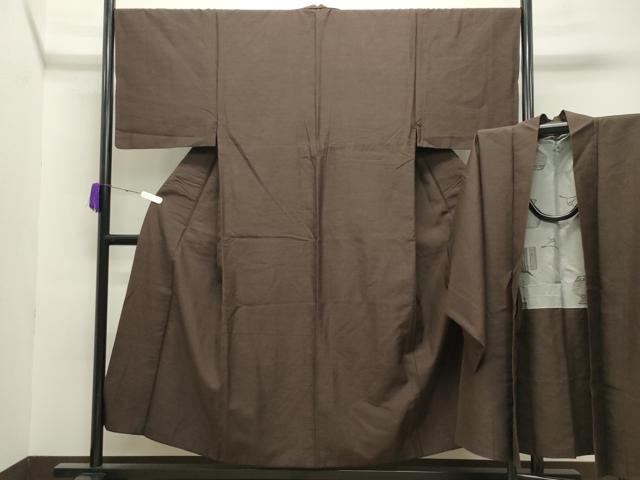 ■■■　サイズ　■■■ 【着物】 身丈 151cm（肩から） 裄丈 68cm 袖丈 48.5cm　縫込み 3cm 袖幅 34cm 前幅 27.5cm 後幅 33cm 着物縫いこみ 内揚げ 3.5cm 裄 お袖側 約1.5cm　身頃側 約1.5cm 【羽織】 身丈 91cm（肩から） 裄丈 69cm 袖丈 49cm　縫込み 3cm 袖幅 34.5cm 前幅 19.5cm 後幅 33.5cm 裄 お袖側 約1.5cm　身頃側 約0cm ■■■　商品詳細　■■■ 【正絹】 着物の状態は接写画像のように袖口内側・衿に薄い汚れがございますが その他特に目立ったシミ汚れなどもなく大変良い状態です。 羽織の状態は接写画像のように羽裏に薄い汚れがございますが その他表地は特に目立ったシミ汚れなどもなく大変良い状態です。 大変上質な逸品になります。 お安く出品致しますので、是非この機会にいかがでしょうか？ ■■■　注意事項　■■■ ■モニター発色の具合により色合いが異なる場合がございます。 ■寸法は多少の誤差が生じる場合がございますのでご了承ください。 ■縫込みの長さが左右非対称の場合は短い部分を記載しております。 左右非対称であってもご返品・お値引き等の保証は出来かねますので、ご了承の上ご購入をお願い致します。 ■シミ等のチェックには注意を払っておりますが、見落としがある場合もございますし、個人の見解も様々ですので神経質な方のご購入はお控えください。 ■箪笥に入っておりました着物や帯なので畳みシワや匂いがあるものもございます。 ■お休みは基本的に土日祝となりますが、その他臨時でお休みする場合がございますのでご了承ください。 ■商品の発送は平日のみの発送となります。 ■夜間と土曜、日曜日はお問い合わせの回答が遅れる場合がございます。 ■当店では、お直し、紋入れ、お手入れ等は承っておりません。 ■生地の状態（ヤケ、経年劣化等）によってはサイズ直しが出来ない場合がございます。 その点もどうかご了承のうえ、ご購入をお願いいたします。 ■弊社で取り扱う商品は一点ものにつき、時期や在庫状況に応じて金額が変更となる場合がございます。 ■検針は行っておりません。予めご了承いただきますようお願いいたします。 ■【洗える着物】と記載のある商品におきましては、商品お届け後に洗濯を行ってしまってからのご返品にはご対応しかねます。 念の為、専門店でのお手入れをお願いいたします。 ■着物のサイズ目安は下記を参考ください↓ ＜女性着物＞　お端折り次第で＋5cm　−1cmが着用可能サイズ 　例）身丈170cmの場合、身長160cm〜175cm ＜男性着物＞　身丈＋約25cm〜27cm程が適応身長 　例）身丈155cmの場合、身長180〜182cm