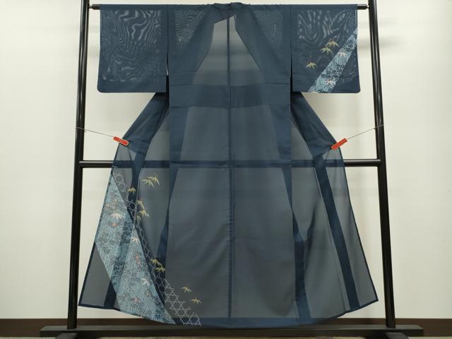 ■■■　サイズ　■■■ 身丈 149.5cm（肩から） 裄丈 63.5cm 袖丈 44.5cm　縫込み 6.5cm 袖幅 32.5cm 前幅 23.5cm 後幅 29.5cm 着物縫いこみ 内揚げ 8cm 裄 お袖側 約3cm　身頃側 約3.5cm ■■■　商品詳細　■■■ 【化繊】 状態は接写画像のように表地所々に薄い汚れがございます。 ぜひお手入れをされてお召しになられてはいかがでしょうか。 お安く出品致しますので、是非この機会にいかがでしょうか？ ■■■　注意事項　■■■ ■モニター発色の具合により色合いが異なる場合がございます。 ■寸法は多少の誤差が生じる場合がございますのでご了承ください。 ■縫込みの長さが左右非対称の場合は短い部分を記載しております。 左右非対称であってもご返品・お値引き等の保証は出来かねますので、ご了承の上ご購入をお願い致します。 ■シミ等のチェックには注意を払っておりますが、見落としがある場合もございますし、個人の見解も様々ですので神経質な方のご購入はお控えください。 ■箪笥に入っておりました着物や帯なので畳みシワや匂いがあるものもございます。 ■お休みは基本的に土日祝となりますが、その他臨時でお休みする場合がございますのでご了承ください。 ■商品の発送は平日のみの発送となります。 ■夜間と土曜、日曜日はお問い合わせの回答が遅れる場合がございます。 ■当店では、お直し、紋入れ、お手入れ等は承っておりません。 ■生地の状態（ヤケ、経年劣化等）によってはサイズ直しが出来ない場合がございます。 その点もどうかご了承のうえ、ご購入をお願いいたします。 ■弊社で取り扱う商品は一点ものにつき、時期や在庫状況に応じて金額が変更となる場合がございます。 ■検針は行っておりません。予めご了承いただきますようお願いいたします。 ■【洗える着物】と記載のある商品におきましては、商品お届け後に洗濯を行ってしまってからのご返品にはご対応しかねます。 念の為、専門店でのお手入れをお願いいたします。 ■着物のサイズ目安は下記を参考ください↓ ＜女性着物＞　お端折り次第で＋5cm　−1cmが着用可能サイズ 　例）身丈170cmの場合、身長160cm〜175cm ＜男性着物＞　身丈＋約25cm〜27cm程が適応身長 　例）身丈155cmの場合、身長180〜182cm