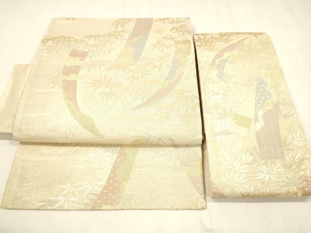 ■■■　サイズ　■■■ 胴回り長さ 183cm　太鼓幅 30.5cm程 ■■■　商品詳細　■■■ 【正絹】 状態は締めてはおりますが 特に目立ったシミ汚れなどもなく大変良い状態です。 大変上質な逸品になります。 お安く出品致しますので、是非この機会にいかがでしょうか？ ■■■　注意事項　■■■ ■モニター発色の具合により色合いが異なる場合がございます。 ■寸法は多少の誤差が生じる場合がございますのでご了承ください。 ■縫込みの長さが左右非対称の場合は短い部分を記載しております。 左右非対称であってもご返品・お値引き等の保証は出来かねますので、ご了承の上ご購入をお願い致します。 ■シミ等のチェックには注意を払っておりますが、見落としがある場合もございますし、個人の見解も様々ですので神経質な方のご購入はお控えください。 ■箪笥に入っておりました着物や帯なので畳みシワや匂いがあるものもございます。 ■お休みは基本的に土日祝となりますが、その他臨時でお休みする場合がございますのでご了承ください。 ■商品の発送は平日のみの発送となります。 ■夜間と土曜、日曜日はお問い合わせの回答が遅れる場合がございます。 ■当店では、お直し、紋入れ、お手入れ等は承っておりません。 ■生地の状態（ヤケ、経年劣化等）によってはサイズ直しが出来ない場合がございます。 その点もどうかご了承のうえ、ご購入をお願いいたします。 ■弊社で取り扱う商品は一点ものにつき、時期や在庫状況に応じて金額が変更となる場合がございます。 ■検針は行っておりません。予めご了承いただきますようお願いいたします。 ■【洗える着物】と記載のある商品におきましては、商品お届け後に洗濯を行ってしまってからのご返品にはご対応しかねます。 念の為、専門店でのお手入れをお願いいたします。 ■着物のサイズ目安は下記を参考ください↓ ＜女性着物＞　お端折り次第で＋5cm　−1cmが着用可能サイズ 　例）身丈170cmの場合、身長160cm〜175cm ＜男性着物＞　身丈＋約25cm〜27cm程が適応身長 　例）身丈155cmの場合、身長180〜182cm