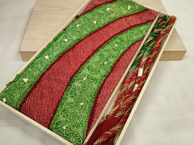 ■■■　商品詳細　■■■ サイズ 約　170cm（房含む） 【未使用】 状態は特に目立ったシミ汚れなどもなく大変良い状態です。 大変上質な逸品になります。 お安く出品致しますので、是非この機会にいかがでしょうか？ ■■■　注意事項　■■■ ■モニター発色の具合により色合いが異なる場合がございます。 ■寸法は多少の誤差が生じる場合がございますのでご了承ください。 ■縫込みの長さが左右非対称の場合は短い部分を記載しております。 左右非対称であってもご返品・お値引き等の保証は出来かねますので、ご了承の上ご購入をお願い致します。 ■シミ等のチェックには注意を払っておりますが、見落としがある場合もございますし、個人の見解も様々ですので神経質な方のご購入はお控えください。 ■箪笥に入っておりました着物や帯なので畳みシワや匂いがあるものもございます。 ■お休みは基本的に土日祝となりますが、その他臨時でお休みする場合がございますのでご了承ください。 ■商品の発送は平日のみの発送となります。 ■夜間と土曜、日曜日はお問い合わせの回答が遅れる場合がございます。 ■当店では、お直し、紋入れ、お手入れ等は承っておりません。 ■生地の状態（ヤケ、経年劣化等）によってはサイズ直しが出来ない場合がございます。 その点もどうかご了承のうえ、ご購入をお願いいたします。 ■弊社で取り扱う商品は一点ものにつき、時期や在庫状況に応じて金額が変更となる場合がございます。 ■検針は行っておりません。予めご了承いただきますようお願いいたします。 ■【洗える着物】と記載のある商品におきましては、商品お届け後に洗濯を行ってしまってからのご返品にはご対応しかねます。 念の為、専門店でのお手入れをお願いいたします。 ■着物のサイズ目安は下記を参考ください↓ ＜女性着物＞　お端折り次第で＋5cm　−1cmが着用可能サイズ 　例）身丈170cmの場合、身長160cm〜175cm ＜男性着物＞　身丈＋約25cm〜27cm程が適応身長 　例）身丈155cmの場合、身長180〜182cm