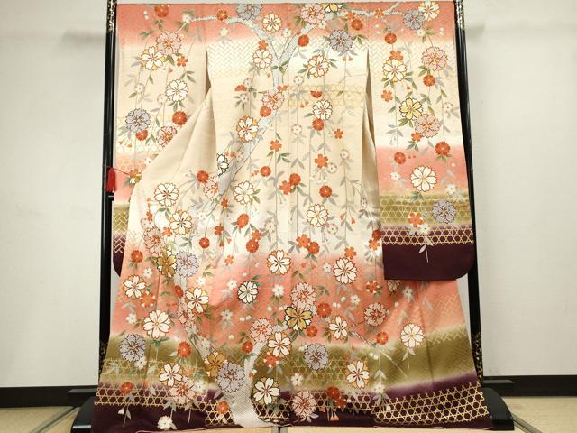 ■■■　サイズ　■■■ 身丈 172cm（肩から） 裄丈 68cm 袖丈 113cm　縫込み 4.5cm 袖幅 34.5cm 前幅 24cm 後幅 29.5cm 着物縫いこみ 内揚げ 2cm 裄 お袖側 約1cm　身頃側 約1cm ■■■　商品詳細　■■■ 【正絹】 状態は接写画像のように剣先・衿・袖口・両袖に薄い汚れがございますが その他特に目立ったシミ汚れなどもなく大変良い状態です。 大変上質な逸品になります。 お安く出品致しますので、是非この機会にいかがでしょうか？ ■■■　注意事項　■■■ ■モニター発色の具合により色合いが異なる場合がございます。 ■寸法は多少の誤差が生じる場合がございますのでご了承ください。 ■縫込みの長さが左右非対称の場合は短い部分を記載しております。 左右非対称であってもご返品・お値引き等の保証は出来かねますので、ご了承の上ご購入をお願い致します。 ■シミ等のチェックには注意を払っておりますが、見落としがある場合もございますし、個人の見解も様々ですので神経質な方のご購入はお控えください。 ■箪笥に入っておりました着物や帯なので畳みシワや匂いがあるものもございます。 ■お休みは基本的に土日祝となりますが、その他臨時でお休みする場合がございますのでご了承ください。 ■商品の発送は平日のみの発送となります。 ■夜間と土曜、日曜日はお問い合わせの回答が遅れる場合がございます。 ■当店では、お直し、紋入れ、お手入れ等は承っておりません。 ■生地の状態（ヤケ、経年劣化等）によってはサイズ直しが出来ない場合がございます。 その点もどうかご了承のうえ、ご購入をお願いいたします。 ■弊社で取り扱う商品は一点ものにつき、時期や在庫状況に応じて金額が変更となる場合がございます。 ■検針は行っておりません。予めご了承いただきますようお願いいたします。 ■【洗える着物】と記載のある商品におきましては、商品お届け後に洗濯を行ってしまってからのご返品にはご対応しかねます。 念の為、専門店でのお手入れをお願いいたします。 ■着物のサイズ目安は下記を参考ください↓ ＜女性着物＞　お端折り次第で＋5cm　−1cmが着用可能サイズ 　例）身丈170cmの場合、身長160cm〜175cm ＜男性着物＞　身丈＋約25cm〜27cm程が適応身長 　例）身丈155cmの場合、身長180〜182cm