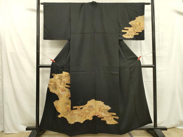 ■■■　サイズ　■■■ 身丈 160cm（肩から） 裄丈 63cm 袖丈 47cm　縫込み 4cm 袖幅 33cm 前幅 24cm 後幅 30cm 着物縫いこみ 内揚げ 3cm 裄 お袖側 約2cm　身頃側 約2cm ■■■　商品詳細　■■■ 【正絹】 状態は画像を添付しておりますので、そちらをご確認下さいますよう宜しくお願い致します。 大変上質な逸品になります。 お安く出品致しますので、是非この機会にいかがでしょうか？ ■■■　注意事項　■■■ ■モニター発色の具合により色合いが異なる場合がございます。 ■寸法は多少の誤差が生じる場合がございますのでご了承ください。 ■縫込みの長さが左右非対称の場合は短い部分を記載しております。 左右非対称であってもご返品・お値引き等の保証は出来かねますので、ご了承の上ご購入をお願い致します。 ■シミ等のチェックには注意を払っておりますが、見落としがある場合もございますし、個人の見解も様々ですので神経質な方のご購入はお控えください。 ■箪笥に入っておりました着物や帯なので畳みシワや匂いがあるものもございます。 ■お休みは基本的に土日祝となりますが、その他臨時でお休みする場合がございますのでご了承ください。 ■商品の発送は平日のみの発送となります。 ■夜間と土曜、日曜日はお問い合わせの回答が遅れる場合がございます。 ■当店では、お直し、紋入れ、お手入れ等は承っておりません。 ■生地の状態（ヤケ、経年劣化等）によってはサイズ直しが出来ない場合がございます。 その点もどうかご了承のうえ、ご購入をお願いいたします。 ■弊社で取り扱う商品は一点ものにつき、時期や在庫状況に応じて金額が変更となる場合がございます。 ■検針は行っておりません。予めご了承いただきますようお願いいたします。 ■【洗える着物】と記載のある商品におきましては、商品お届け後に洗濯を行ってしまってからのご返品にはご対応しかねます。 念の為、専門店でのお手入れをお願いいたします。 ■着物のサイズ目安は下記を参考ください↓ ＜女性着物＞　お端折り次第で＋5cm　−1cmが着用可能サイズ 　例）身丈170cmの場合、身長160cm〜175cm ＜男性着物＞　身丈＋約25cm〜27cm程が適応身長 　例）身丈155cmの場合、身長180〜182cm