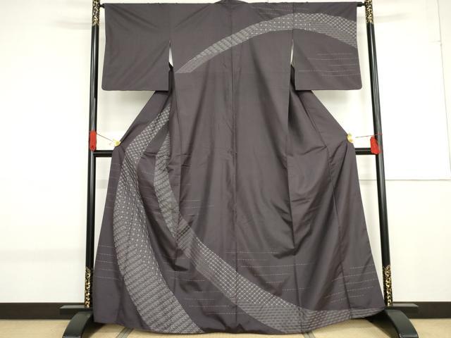 ■■■　サイズ　■■■ 身丈 163.5cm（肩から） 裄丈 64.5cm 袖丈 49cm　縫込み 6.5cm 袖幅 32.5cm 前幅 24.5cm 後幅 29.5cm 着物縫いこみ 内揚げ 6.5cm 裄 お袖側 約3.5cm　身頃側 約4cm ■■■　商品詳細　■■■ 【正絹】 状態は接写画像のように衿山・両袖に薄い汚れがございますが その他特に目立ったシミ汚れなどもなく大変良い状態です。 大変上質な逸品になります。 お安く出品致しますので、是非この機会にいかがでしょうか？ ■■■　注意事項　■■■ ■モニター発色の具合により色合いが異なる場合がございます。 ■寸法は多少の誤差が生じる場合がございますのでご了承ください。 ■縫込みの長さが左右非対称の場合は短い部分を記載しております。 左右非対称であってもご返品・お値引き等の保証は出来かねますので、ご了承の上ご購入をお願い致します。 ■シミ等のチェックには注意を払っておりますが、見落としがある場合もございますし、個人の見解も様々ですので神経質な方のご購入はお控えください。 ■箪笥に入っておりました着物や帯なので畳みシワや匂いがあるものもございます。 ■お休みは基本的に土日祝となりますが、その他臨時でお休みする場合がございますのでご了承ください。 ■商品の発送は平日のみの発送となります。 ■夜間と土曜、日曜日はお問い合わせの回答が遅れる場合がございます。 ■当店では、お直し、紋入れ、お手入れ等は承っておりません。 ■生地の状態（ヤケ、経年劣化等）によってはサイズ直しが出来ない場合がございます。 その点もどうかご了承のうえ、ご購入をお願いいたします。 ■弊社で取り扱う商品は一点ものにつき、時期や在庫状況に応じて金額が変更となる場合がございます。 ■検針は行っておりません。予めご了承いただきますようお願いいたします。 ■【洗える着物】と記載のある商品におきましては、商品お届け後に洗濯を行ってしまってからのご返品にはご対応しかねます。 念の為、専門店でのお手入れをお願いいたします。 ■着物のサイズ目安は下記を参考ください↓ ＜女性着物＞　お端折り次第で＋5cm　−1cmが着用可能サイズ 　例）身丈170cmの場合、身長160cm〜175cm ＜男性着物＞　身丈＋約25cm〜27cm程が適応身長 　例）身丈155cmの場合、身長180〜182cm