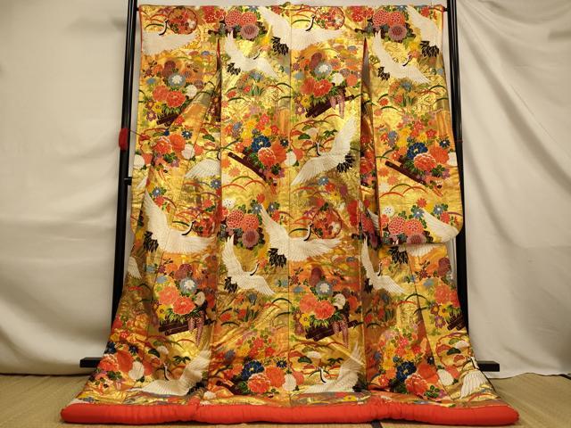 ■■■　サイズ　■■■ 身丈 191cm（肩から） 裄丈 65cm 袖丈 104.5cm　縫込み 4cm 袖幅 33cm 前幅 27cm 後幅 30cm 着物縫いこみ 内揚げ 0cm 裄 お袖側 約2cm　身頃側 約0cm ■■■　商品詳細　■■■ 【正絹・ふき綿仕立て】 状態は接写画像のようにふき綿部分にスレ、上前に糸解けがございますが その他特に目立ったシミ汚れなどもなく大変良い状態です。 大変上質な逸品になります。 お安く出品致しますので、是非この機会にいかがでしょうか？ ■■■　注意事項　■■■ ■モニター発色の具合により色合いが異なる場合がございます。 ■寸法は多少の誤差が生じる場合がございますのでご了承ください。 ■縫込みの長さが左右非対称の場合は短い部分を記載しております。 左右非対称であってもご返品・お値引き等の保証は出来かねますので、ご了承の上ご購入をお願い致します。 ■シミ等のチェックには注意を払っておりますが、見落としがある場合もございますし、個人の見解も様々ですので神経質な方のご購入はお控えください。 ■箪笥に入っておりました着物や帯なので畳みシワや匂いがあるものもございます。 ■お休みは基本的に土日祝となりますが、その他臨時でお休みする場合がございますのでご了承ください。 ■商品の発送は平日のみの発送となります。 ■夜間と土曜、日曜日はお問い合わせの回答が遅れる場合がございます。 ■当店では、お直し、紋入れ、お手入れ等は承っておりません。 ■生地の状態（ヤケ、経年劣化等）によってはサイズ直しが出来ない場合がございます。 その点もどうかご了承のうえ、ご購入をお願いいたします。 ■弊社で取り扱う商品は一点ものにつき、時期や在庫状況に応じて金額が変更となる場合がございます。 ■検針は行っておりません。予めご了承いただきますようお願いいたします。 ■【洗える着物】と記載のある商品におきましては、商品お届け後に洗濯を行ってしまってからのご返品にはご対応しかねます。 念の為、専門店でのお手入れをお願いいたします。 ■写真に写っている物が全てになります。 それ以外の付属品はございませんのでご了承ください。 ■状態に関する写真につきましては、掲載可能な写真枚数に限りがあるため、 各箇所につき1枚参考画像を掲載しております。 ■着物のサイズ目安は下記を参考ください↓ ＜女性着物＞　お端折り次第で＋5cm　−10cmが着用可能サイズ 　例）身丈170cmの場合、身長160cm〜175cm ＜男性着物＞　身丈＋約25cm〜27cm程が適応身長 　例）身丈155cmの場合、身長180cm〜182cm