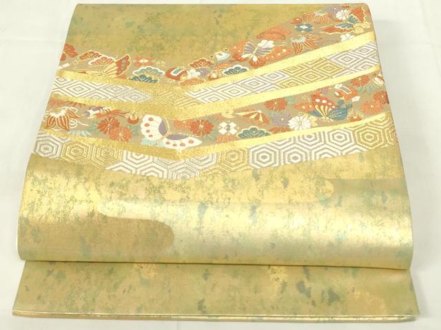 ■■■　サイズ　■■■ 長さ 430cm 幅 31cm程 ■■■　商品詳細　■■■ 【正絹】 詳細に関しましては、画像をご確認ください。 大変上質な逸品になります。 お安く出品致しますので、是非この機会にいかがでしょうか？ ※汚れ等に関しましては、着用時には見えない部分になるかと思いますのであまり気にならずお召になれるかと思います。 ■■■　注意事項　■■■ ■モニター発色の具合により色合いが異なる場合がございます。 ■寸法は多少の誤差が生じる場合がございますのでご了承ください。 ■縫込みの長さが左右非対称の場合は短い部分を記載しております。 左右非対称であってもご返品・お値引き等の保証は出来かねますので、ご了承の上ご購入をお願い致します。 ■シミ等のチェックには注意を払っておりますが、見落としがある場合もございますし、個人の見解も様々ですので神経質な方のご購入はお控えください。 ■箪笥に入っておりました着物や帯なので畳みシワや匂いがあるものもございます。 ■お休みは基本的に土日祝となりますが、その他臨時でお休みする場合がございますのでご了承ください。 ■商品の発送は平日のみの発送となります。 ■夜間と土曜、日曜日はお問い合わせの回答が遅れる場合がございます。 ■当店では、お直し、紋入れ、お手入れ等は承っておりません。 ■生地の状態（ヤケ、経年劣化等）によってはサイズ直しが出来ない場合がございます。 その点もどうかご了承のうえ、ご購入をお願いいたします。 ■弊社で取り扱う商品は一点ものにつき、時期や在庫状況に応じて金額が変更となる場合がございます。 ■検針は行っておりません。予めご了承いただきますようお願いいたします。 ■【洗える着物】と記載のある商品におきましては、商品お届け後に洗濯を行ってしまってからのご返品にはご対応しかねます。 念の為、専門店でのお手入れをお願いいたします。 ■着物のサイズ目安は下記を参考ください↓ ＜女性着物＞　お端折り次第で＋5cm　−1cmが着用可能サイズ 　例）身丈170cmの場合、身長160cm〜175cm ＜男性着物＞　身丈＋約25cm〜27cm程が適応身長 　例）身丈155cmの場合、身長180〜182cm