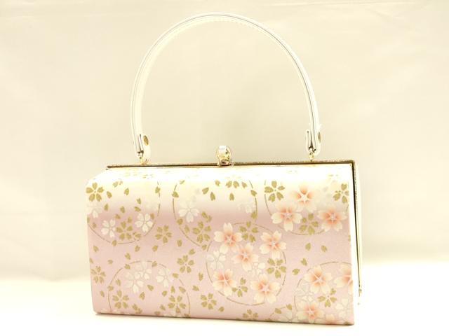 ■■■　サイズ　■■■ 【バッグ】 横　　　21cm 縦　　　11.5cm　取っ手込み　24.5cm 奥行き　10.5cm ■■■　商品詳細　■■■ 状態は参考画像のように薄い汚れ、擦れがございます。 大変上質な逸品になります。 お安く出品致しますので、是非この機会にいかがでしょうか？ ■■■　注意事項　■■■ ■モニター発色の具合により色合いが異なる場合がございます。 ■寸法は多少の誤差が生じる場合がございますのでご了承ください。 ■縫込みの長さが左右非対称の場合は短い部分を記載しております。 左右非対称であってもご返品・お値引き等の保証は出来かねますので、ご了承の上ご購入をお願い致します。 ■シミ等のチェックには注意を払っておりますが、見落としがある場合もございますし、個人の見解も様々ですので神経質な方のご購入はお控えください。 ■箪笥に入っておりました着物や帯なので畳みシワや匂いがあるものもございます。 ■お休みは基本的に土日祝となりますが、その他臨時でお休みする場合がございますのでご了承ください。 ■商品の発送は平日のみの発送となります。 ■夜間と土曜、日曜日はお問い合わせの回答が遅れる場合がございます。 ■当店では、お直し、紋入れ、お手入れ等は承っておりません。 ■生地の状態（ヤケ、経年劣化等）によってはサイズ直しが出来ない場合がございます。 その点もどうかご了承のうえ、ご購入をお願いいたします。 ■弊社で取り扱う商品は一点ものにつき、時期や在庫状況に応じて金額が変更となる場合がございます。 ■検針は行っておりません。予めご了承いただきますようお願いいたします。 ■【洗える着物】と記載のある商品におきましては、商品お届け後に洗濯を行ってしまってからのご返品にはご対応しかねます。 念の為、専門店でのお手入れをお願いいたします。 ■写真に写っている物が全てになります。それ以外の付属品はございませんのでご了承ください。 ■状態に関する写真につきましては、掲載可能な写真枚数に限りがあるため、各箇所につき1枚参考画像を掲載しております。 ■着物のサイズ目安は下記を参考ください↓ ＜女性着物＞　お端折り次第で＋5cm　−1cmが着用可能サイズ 　例）身丈170cmの場合、身長160cm〜175cm ＜男性着物＞　身丈＋約25cm〜27cm程が適応身長 　例）身丈155cmの場合、身長180〜182cm