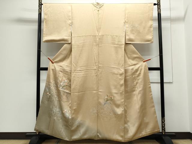 ■■■　サイズ　■■■ 身丈 157.5cm（肩から） 裄丈 64cm 袖丈 48cm　縫込み 6cm 袖幅 33cm 前幅 26.5cm 後幅 30.5cm 着物縫いこみ 内揚げ 7cm 裄 お袖側 約3cm　身頃側 約4cm ■■■　商品詳細　■■■ 【正絹・一つ紋】 状態は特に目立ったシミ汚れなどもなく大変良い状態です。 大変上質な逸品になります。 お安く出品致しますので、是非この機会にいかがでしょうか？ ■■■　注意事項　■■■ ■モニター発色の具合により色合いが異なる場合がございます。 ■寸法は多少の誤差が生じる場合がございますのでご了承ください。 ■縫込みの長さが左右非対称の場合は短い部分を記載しております。 左右非対称であってもご返品・お値引き等の保証は出来かねますので、ご了承の上ご購入をお願い致します。 ■シミ等のチェックには注意を払っておりますが、見落としがある場合もございますし、個人の見解も様々ですので神経質な方のご購入はお控えください。 ■箪笥に入っておりました着物や帯なので畳みシワや匂いがあるものもございます。 ■お休みは基本的に土日祝となりますが、その他臨時でお休みする場合がございますのでご了承ください。 ■商品の発送は平日のみの発送となります。 ■夜間と土曜、日曜日はお問い合わせの回答が遅れる場合がございます。 ■当店では、お直し、紋入れ、お手入れ等は承っておりません。 ■生地の状態（ヤケ、経年劣化等）によってはサイズ直しが出来ない場合がございます。 その点もどうかご了承のうえ、ご購入をお願いいたします。 ■弊社で取り扱う商品は一点ものにつき、時期や在庫状況に応じて金額が変更となる場合がございます。 ■検針は行っておりません。予めご了承いただきますようお願いいたします。 ■【洗える着物】と記載のある商品におきましては、商品お届け後に洗濯を行ってしまってからのご返品にはご対応しかねます。 念の為、専門店でのお手入れをお願いいたします。 ■着物のサイズ目安は下記を参考ください↓ ＜女性着物＞　お端折り次第で＋5cm　−1cmが着用可能サイズ 　例）身丈170cmの場合、身長160cm〜175cm ＜男性着物＞　身丈＋約25cm〜27cm程が適応身長 　例）身丈155cmの場合、身長180〜182cm