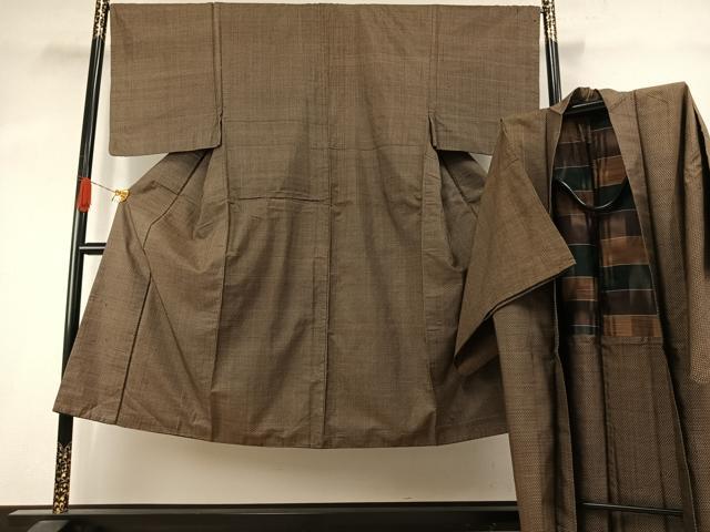 ■■■　サイズ　■■■ 【着物】 身丈 138cm（肩から） 裄丈 67cm 袖丈 52cm　縫込み 3.5cm 袖幅 33.5cm 前幅 27.5cm 後幅 32cm 着物縫いこみ 内揚げ 5cm 裄 お袖側 約1cm　身頃側 約1cm 【羽織】 身丈 107cm（肩から） 裄丈 68cm 袖丈 52cm　縫込み 3cm 袖幅 34cm 前幅 20cm 後幅 32cm 裄 お袖側 約2.5cm　身頃側 約2cm ■■■　商品詳細　■■■ 【正絹】 着物の状態は接写画像のように上前・下前・衿に薄い汚れがございますが その他特に目立ったシミ汚れなどもなく大変良い状態です。 羽織の状態は接写画像のように表地・両袖に薄い汚れがございますが その他特に目立ったシミ汚れなどもなく大変良い状態です。 大変上質な逸品になります。 お安く出品致しますので、是非この機会にいかがでしょうか？ ■■■　注意事項　■■■ ■モニター発色の具合により色合いが異なる場合がございます。 ■寸法は多少の誤差が生じる場合がございますのでご了承ください。 ■縫込みの長さが左右非対称の場合は短い部分を記載しております。 左右非対称であってもご返品・お値引き等の保証は出来かねますので、ご了承の上ご購入をお願い致します。 ■シミ等のチェックには注意を払っておりますが、見落としがある場合もございますし、個人の見解も様々ですので神経質な方のご購入はお控えください。 ■箪笥に入っておりました着物や帯なので畳みシワや匂いがあるものもございます。 ■お休みは基本的に土日祝となりますが、その他臨時でお休みする場合がございますのでご了承ください。 ■商品の発送は平日のみの発送となります。 ■夜間と土曜、日曜日はお問い合わせの回答が遅れる場合がございます。 ■当店では、お直し、紋入れ、お手入れ等は承っておりません。 ■生地の状態（ヤケ、経年劣化等）によってはサイズ直しが出来ない場合がございます。 その点もどうかご了承のうえ、ご購入をお願いいたします。 ■弊社で取り扱う商品は一点ものにつき、時期や在庫状況に応じて金額が変更となる場合がございます。 ■検針は行っておりません。予めご了承いただきますようお願いいたします。 ■【洗える着物】と記載のある商品におきましては、商品お届け後に洗濯を行ってしまってからのご返品にはご対応しかねます。 念の為、専門店でのお手入れをお願いいたします。 ■写真に写っている物が全てになります。それ以外の付属品はございませんのでご了承ください。 ■状態に関する写真につきましては、掲載可能な写真枚数に限りがあるため、各箇所につき1枚参考画像を掲載しております。 ■着物のサイズ目安は下記を参考ください↓ ＜女性着物＞　お端折り次第で＋5cm　－1cmが着用可能サイズ 　例）身丈170cmの場合、身長160cm～175cm ＜男性着物＞　身丈＋約25cm～27cm程が適応身長 　例）身丈155cmの場合、身長180～182cm