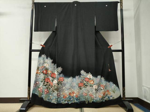 ■■■　サイズ　■■■ 身丈 165cm（肩から） 裄丈 66cm 袖丈 49cm　縫込み 7cm 袖幅 34cm 前幅 25cm 後幅 31cm 着物縫いこみ 内揚げ 4cm 裄 お袖側 約1cm　身頃側 約2cm ■■■　商品詳細　■■■ 【正絹・五つ紋・比翼仕立て】 状態は接写画像のように両袖口・衿山に薄い汚れがございますが その他特に目立ったシミ汚れなどもなく大変良い状態です。 大変上質な逸品になります。 お安く出品致しますので、是非この機会にいかがでしょうか？ ■■■　注意事項　■■■ ■モニター発色の具合により色合いが異なる場合がございます。 ■寸法は多少の誤差が生じる場合がございますのでご了承ください。 ■縫込みの長さが左右非対称の場合は短い部分を記載しております。 左右非対称であってもご返品・お値引き等の保証は出来かねますので、ご了承の上ご購入をお願い致します。 ■シミ等のチェックには注意を払っておりますが、見落としがある場合もございますし、個人の見解も様々ですので神経質な方のご購入はお控えください。 ■箪笥に入っておりました着物や帯なので畳みシワや匂いがあるものもございます。 ■お休みは基本的に土日祝となりますが、その他臨時でお休みする場合がございますのでご了承ください。 ■商品の発送は平日のみの発送となります。 ■夜間と土曜、日曜日はお問い合わせの回答が遅れる場合がございます。 ■当店では、お直し、紋入れ、お手入れ等は承っておりません。 ■生地の状態（ヤケ、経年劣化等）によってはサイズ直しが出来ない場合がございます。 その点もどうかご了承のうえ、ご購入をお願いいたします。 ■弊社で取り扱う商品は一点ものにつき、時期や在庫状況に応じて金額が変更となる場合がございます。 ■検針は行っておりません。予めご了承いただきますようお願いいたします。 ■【洗える着物】と記載のある商品におきましては、商品お届け後に洗濯を行ってしまってからのご返品にはご対応しかねます。 念の為、専門店でのお手入れをお願いいたします。 ■写真に写っている物が全てになります。それ以外の付属品はございませんのでご了承ください。 ■状態に関する写真につきましては、掲載可能な写真枚数に限りがあるため、各箇所につき1枚参考画像を掲載しております。 ■着物のサイズ目安は下記を参考ください↓ ＜女性着物＞　お端折り次第で＋5cm　－1cmが着用可能サイズ 　例）身丈170cmの場合、身長160cm～175cm ＜男性着物＞　身丈＋約25cm～27cm程が適応身長 　例）身丈155cmの場合、身長180～182cm