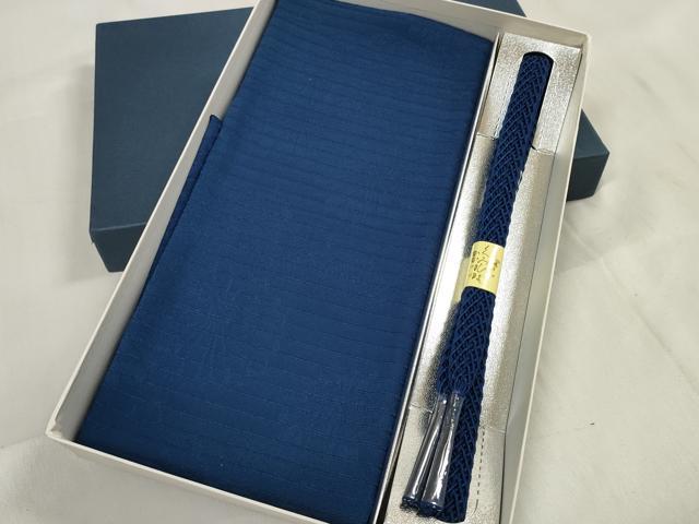 ■■■　商品詳細　■■■ サイズ 約156cm 【未使用】 状態は参考画像のように変色がございます。 大変上質な逸品になります。 お安く出品致しますので、是非この機会にいかがでしょうか？ ■■■　注意事項　■■■ ■モニター発色の具合により色合いが異なる場合がございます。 ■寸法は多少の誤差が生じる場合がございますのでご了承ください。 ■縫込みの長さが左右非対称の場合は短い部分を記載しております。 左右非対称であってもご返品・お値引き等の保証は出来かねますので、ご了承の上ご購入をお願い致します。 ■シミ等のチェックには注意を払っておりますが、見落としがある場合もございますし、個人の見解も様々ですので神経質な方のご購入はお控えください。 ■箪笥に入っておりました着物や帯なので畳みシワや匂いがあるものもございます。 ■お休みは基本的に土日祝となりますが、その他臨時でお休みする場合がございますのでご了承ください。 ■商品の発送は平日のみの発送となります。 ■夜間と土曜、日曜日はお問い合わせの回答が遅れる場合がございます。 ■当店では、お直し、紋入れ、お手入れ等は承っておりません。 ■生地の状態（ヤケ、経年劣化等）によってはサイズ直しが出来ない場合がございます。 その点もどうかご了承のうえ、ご購入をお願いいたします。 ■弊社で取り扱う商品は一点ものにつき、時期や在庫状況に応じて金額が変更となる場合がございます。 ■検針は行っておりません。予めご了承いただきますようお願いいたします。 ■【洗える着物】と記載のある商品におきましては、商品お届け後に洗濯を行ってしまってからのご返品にはご対応しかねます。 念の為、専門店でのお手入れをお願いいたします。 ■着物のサイズ目安は下記を参考ください↓ ＜女性着物＞　お端折り次第で＋5cm　−1cmが着用可能サイズ 　例）身丈170cmの場合、身長160cm〜175cm ＜男性着物＞　身丈＋約25cm〜27cm程が適応身長 　例）身丈155cmの場合、身長180〜182cm