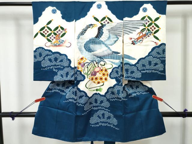 ■■■　サイズ　■■■ 【着物】 身丈 97cm（肩から） 裄丈 45cm 袖丈 55cm ■■■　商品詳細　■■■ 産着【着物：正絹・襦袢：化繊・五つ紋】 状態は接写画像のように表地所々・裏地・紐部分に薄い汚れがございます。 大変上質な逸品になります。 お安く出品致しますので、是非この機会にいかがでしょうか？ ■■■　注意事項　■■■ ■モニター発色の具合により色合いが異なる場合がございます。 ■寸法は多少の誤差が生じる場合がございますのでご了承ください。 ■縫込みの長さが左右非対称の場合は短い部分を記載しております。 左右非対称であってもご返品・お値引き等の保証は出来かねますので、ご了承の上ご購入をお願い致します。 ■シミ等のチェックには注意を払っておりますが、見落としがある場合もございますし、個人の見解も様々ですので神経質な方のご購入はお控えください。 ■箪笥に入っておりました着物や帯なので畳みシワや匂いがあるものもございます。 ■お休みは基本的に土日祝となりますが、その他臨時でお休みする場合がございますのでご了承ください。 ■商品の発送は平日のみの発送となります。 ■夜間と土曜、日曜日はお問い合わせの回答が遅れる場合がございます。 ■当店では、お直し、紋入れ、お手入れ等は承っておりません。 ■生地の状態（ヤケ、経年劣化等）によってはサイズ直しが出来ない場合がございます。 その点もどうかご了承のうえ、ご購入をお願いいたします。 ■弊社で取り扱う商品は一点ものにつき、時期や在庫状況に応じて金額が変更となる場合がございます。 ■検針は行っておりません。予めご了承いただきますようお願いいたします。 ■【洗える着物】と記載のある商品におきましては、商品お届け後に洗濯を行ってしまってからのご返品にはご対応しかねます。 念の為、専門店でのお手入れをお願いいたします。 ■写真に写っている物が全てになります。それ以外の付属品はございませんのでご了承ください。 ■状態に関する写真につきましては、掲載可能な写真枚数に限りがあるため、各箇所につき1枚参考画像を掲載しております。 ■着物のサイズ目安は下記を参考ください↓ ＜女性着物＞　お端折り次第で＋5cm　－1cmが着用可能サイズ 　例）身丈170cmの場合、身長160cm～175cm ＜男性着物＞　身丈＋約25cm～27cm程が適応身長 　例）身丈155cmの場合、身長180～182cm