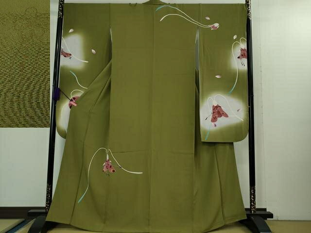 ■■■　サイズ　■■■ 身丈 163.5cm（肩から） 裄丈 70cm 袖丈 103cm 袖幅 35.5cm 前幅 24cm 後幅 30.5cm 着物縫いこみ 内揚げ 4cm 裄 お袖側 約 1cm　身頃側 約 1.5cm ■■■　商品詳細　■■■ 【正絹・重ね衿：取り外し可能】 状態は特に目立ったシミ汚れなどもなく大変良い状態です。 ジュサブローの名で親しまれる辻村寿三郎は、 日本を代表する人形師です。 50年以上のキャリアを持ち、 芸術選奨文部科学大臣新人賞などの受賞歴もある世界的人形師です。 古くは、NHKの人形劇「新八犬伝」で人形美術を担当して脚光を浴びました。 辻村ジュサブローは、旧満州 錦州省朝陽に生まれ、 少年時代を大陸で過ごし、戦争を経て終戦は広島の地で迎えます。 22歳の時の母の死をきっかけに上京し、小道具制作の会社に就職、 26歳で独立し、幼い頃よりの趣味であった 創作人形を一生の仕事と決意します。 NHKの「新八犬伝」で注目の人となってからは 舞台や映画等の衣裳デザイン、演出、脚本、 アートディレクター等、多岐に渡り活躍しています。 辻村ジュサブローの精力的な活動は、人形の世界にとどまらず、 総合的なアーティストとして国内外からも大きな注目を集めつづけています。 その辻村ジュサブローの着物ブランド ジュサブローは、 鋭い美意識で独自の世界観が表現されています。 桜やうさぎなどをモチーフにした訪問着などが人気で、 ジュサブロー独自の色使い、 デザインワークは多くのファンから支持されています。 女優さんにもジュサブローの着物は人気が高く、 プライベートでも愛用されている方もいらっしゃるそうです。 大変上質な極上の逸品になります。 お安く出品致しますので、是非この機会にいかがでしょうか？ ■■■　注意事項　■■■ ■モニター発色の具合により色合いが異なる場合がございます。 ■寸法は多少の誤差が生じる場合がございますのでご了承ください。 ■縫込みの長さが左右非対称の場合は短い部分を記載しております。 左右非対称であってもご返品・お値引き等の保証は出来かねますので、ご了承の上ご購入をお願い致します。 ■シミ等のチェックには注意を払っておりますが、見落としがある場合もございますし、個人の見解も様々ですので神経質な方のご購入はお控えください。 ■箪笥に入っておりました着物や帯なので畳みシワや匂いがあるものもございます。 ■お休みは基本的に土日祝となりますが、その他臨時でお休みする場合がございますのでご了承ください。 ■商品の発送は平日のみの発送となります。 ■夜間と土曜、日曜日はお問い合わせの回答が遅れる場合がございます。 ■当店では、お直し、紋入れ、お手入れ等は承っておりません。 ■生地の状態（ヤケ、経年劣化等）によってはサイズ直しが出来ない場合がございます。 その点もどうかご了承のうえ、ご購入をお願いいたします。 ■弊社で取り扱う商品は一点ものにつき、時期や在庫状況に応じて金額が変更となる場合がございます。 ■検針は行っておりません。予めご了承いただきますようお願いいたします。 ■【洗える着物】と記載のある商品におきましては、商品お届け後に洗濯を行ってしまってからのご返品にはご対応しかねます。 念の為、専門店でのお手入れをお願いいたします。 ■着物のサイズ目安は下記を参考ください↓ ＜女性着物＞　お端折り次第で＋5?　−10?が着用可能サイズ 　例）身丈170?の場合、身長160?〜175? ＜男性着物＞　身丈＋約25?〜27?程が適応身長 　例）身丈155?の場合、身長180〜182?