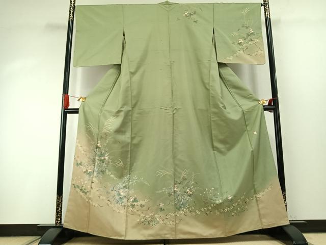 ■■■　サイズ　■■■ 身丈 161cm（肩から） 裄丈 66cm 袖丈 48cm　縫込み 6cm 袖幅 33cm 前幅 24cm 後幅 31cm 着物縫いこみ 内揚げ 6cm 裄 お袖側 約3cm　身頃側 約2cm ■■■　商品詳細　■■■ 【正絹】 状態は接写画像のように右袖前に薄い汚れがございますが その他特に目立ったシミ汚れなどもなく大変良い状態です。 大変上質な逸品になります。 お安く出品致しますので、是非この機会にいかがでしょうか？ ■■■　注意事項　■■■ ■モニター発色の具合により色合いが異なる場合がございます。 ■寸法は多少の誤差が生じる場合がございますのでご了承ください。 ■縫込みの長さが左右非対称の場合は短い部分を記載しております。 左右非対称であってもご返品・お値引き等の保証は出来かねますので、ご了承の上ご購入をお願い致します。 ■シミ等のチェックには注意を払っておりますが、見落としがある場合もございますし、個人の見解も様々ですので神経質な方のご購入はお控えください。 ■箪笥に入っておりました着物や帯なので畳みシワや匂いがあるものもございます。 ■お休みは基本的に土日祝となりますが、その他臨時でお休みする場合がございますのでご了承ください。 ■商品の発送は平日のみの発送となります。 ■夜間と土曜、日曜日はお問い合わせの回答が遅れる場合がございます。 ■当店では、お直し、紋入れ、お手入れ等は承っておりません。 ■生地の状態（ヤケ、経年劣化等）によってはサイズ直しが出来ない場合がございます。 その点もどうかご了承のうえ、ご購入をお願いいたします。 ■弊社で取り扱う商品は一点ものにつき、時期や在庫状況に応じて金額が変更となる場合がございます。 ■検針は行っておりません。予めご了承いただきますようお願いいたします。 ■【洗える着物】と記載のある商品におきましては、商品お届け後に洗濯を行ってしまってからのご返品にはご対応しかねます。 念の為、専門店でのお手入れをお願いいたします。 ■写真に写っている物が全てになります。それ以外の付属品はございませんのでご了承ください。 ■着物のサイズ目安は下記を参考ください↓ ＜女性着物＞　お端折り次第で＋5cm　－1cmが着用可能サイズ 　例）身丈170cmの場合、身長160cm～175cm ＜男性着物＞　身丈＋約25cm～27cm程が適応身長 　例）身丈155cmの場合、身長180～182cm