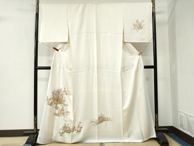 ■■■　サイズ　■■■ 身丈 169cm（肩から） 裄丈 69cm 袖丈 49cm　縫込み 7cm 袖幅 35cm 前幅 24cm 後幅 30cm 着物縫いこみ 内揚げ 3cm 裄 お袖側 約1cm　身頃側 約1cm ■■■　商品詳細　■■■ 【正絹】 状態は接写画像のように上前・後身頃・衿山に薄い汚れがございますが その他特に目立ったシミ汚れなどもなく大変良い状態です。 金彩友禅を確立された日本随一の染織家です。 活動の幅も広く、相撲界では金彩友禅の 裾回しなど数多くの偉業経歴を持たれる名工で御座います。 大変上質な逸品になります。 お安く出品致しますので、是非この機会にいかがでしょうか？ ■■■　注意事項　■■■ ■モニター発色の具合により色合いが異なる場合がございます。 ■寸法は多少の誤差が生じる場合がございますのでご了承ください。 ■縫込みの長さが左右非対称の場合は短い部分を記載しております。 左右非対称であってもご返品・お値引き等の保証は出来かねますので、ご了承の上ご購入をお願い致します。 ■シミ等のチェックには注意を払っておりますが、見落としがある場合もございますし、個人の見解も様々ですので神経質な方のご購入はお控えください。 ■箪笥に入っておりました着物や帯なので畳みシワや匂いがあるものもございます。 ■お休みは基本的に土日祝となりますが、その他臨時でお休みする場合がございますのでご了承ください。 ■商品の発送は平日のみの発送となります。 ■夜間と土曜、日曜日はお問い合わせの回答が遅れる場合がございます。 ■当店では、お直し、紋入れ、お手入れ等は承っておりません。 ■生地の状態（ヤケ、経年劣化等）によってはサイズ直しが出来ない場合がございます。 その点もどうかご了承のうえ、ご購入をお願いいたします。 ■弊社で取り扱う商品は一点ものにつき、時期や在庫状況に応じて金額が変更となる場合がございます。 ■検針は行っておりません。予めご了承いただきますようお願いいたします。 ■【洗える着物】と記載のある商品におきましては、商品お届け後に洗濯を行ってしまってからのご返品にはご対応しかねます。 念の為、専門店でのお手入れをお願いいたします。 ■着物のサイズ目安は下記を参考ください↓ ＜女性着物＞　お端折り次第で＋5cm　−1cmが着用可能サイズ 　例）身丈170cmの場合、身長160cm〜175cm ＜男性着物＞　身丈＋約25cm〜27cm程が適応身長 　例）身丈155cmの場合、身長180〜182cm