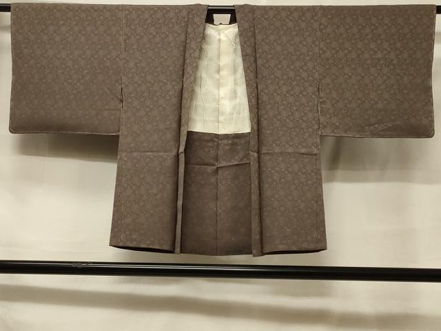 ■■■　サイズ　■■■ 身丈 71.5cm（肩から） 裄丈 62.5cm 袖丈 39.5cm　縫込み 4.5cm 袖幅 33cm 前幅 17cm 後幅 28.5cm 裄 お袖側 約1cm　身頃側 約1.5cm ■■■　商品詳細　■■■ 【正絹・未使用】 状態は特に目立ったシミ汚れなどもなく大変良い状態です。 大変上質な逸品になります。 お安く出品致しますので、是非この機会にいかがでしょうか？ ■■■　注意事項　■■■ ■モニター発色の具合により色合いが異なる場合がございます。 ■寸法は多少の誤差が生じる場合がございますのでご了承ください。 ■縫込みの長さが左右非対称の場合は短い部分を記載しております。 左右非対称であってもご返品・お値引き等の保証は出来かねますので、ご了承の上ご購入をお願い致します。 ■シミ等のチェックには注意を払っておりますが、見落としがある場合もございますし、個人の見解も様々ですので神経質な方のご購入はお控えください。 ■箪笥に入っておりました着物や帯なので畳みシワや匂いがあるものもございます。 ■お休みは基本的に土日祝となりますが、その他臨時でお休みする場合がございますのでご了承ください。 ■商品の発送は平日のみの発送となります。 ■夜間と土曜、日曜日はお問い合わせの回答が遅れる場合がございます。 ■当店では、お直し、紋入れ、お手入れ等は承っておりません。 ■生地の状態（ヤケ、経年劣化等）によってはサイズ直しが出来ない場合がございます。 その点もどうかご了承のうえ、ご購入をお願いいたします。 ■弊社で取り扱う商品は一点ものにつき、時期や在庫状況に応じて金額が変更となる場合がございます。 ■検針は行っておりません。予めご了承いただきますようお願いいたします。 ■【洗える着物】と記載のある商品におきましては、商品お届け後に洗濯を行ってしまってからのご返品にはご対応しかねます。 念の為、専門店でのお手入れをお願いいたします。 ■着物のサイズ目安は下記を参考ください↓ ＜女性着物＞　お端折り次第で＋5cm　−1cmが着用可能サイズ 　例）身丈170cmの場合、身長160cm〜175cm ＜男性着物＞　身丈＋約25cm〜27cm程が適応身長 　例）身丈155cmの場合、身長180〜182cm