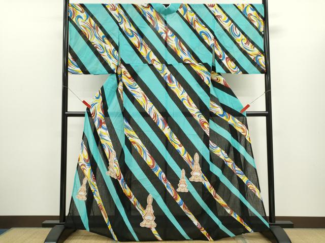 ■■■　サイズ　■■■ 身丈 164.5cm（肩から） 裄丈 70cm 袖丈 50cm　縫込み 2cm 袖幅 35cm 前幅 24.5cm 後幅 29.5cm 着物縫いこみ 内揚げ 0.5cm 裄 お袖側 約1cm　身頃側 約0.5cm ■■■　商品詳細　■■■ 【化繊】 状態は接写画像のように衿裏にペン書き、衿山に薄い汚れがございますが その他特に目立ったシミ汚れなどもなく大変良い状態です。 お安く出品致しますので、是非この機会にいかがでしょうか？ ※ご自身で洗濯された場合の保証はできかねます。専門店にご相談ください。 ■■■　注意事項　■■■ ■モニター発色の具合により色合いが異なる場合がございます。 ■寸法は多少の誤差が生じる場合がございますのでご了承ください。 ■縫込みの長さが左右非対称の場合は短い部分を記載しております。 左右非対称であってもご返品・お値引き等の保証は出来かねますので、ご了承の上ご購入をお願い致します。 ■シミ等のチェックには注意を払っておりますが、見落としがある場合もございますし、個人の見解も様々ですので神経質な方のご購入はお控えください。 ■箪笥に入っておりました着物や帯なので畳みシワや匂いがあるものもございます。 ■お休みは基本的に土日祝となりますが、その他臨時でお休みする場合がございますのでご了承ください。 ■商品の発送は平日のみの発送となります。 ■夜間と土曜、日曜日はお問い合わせの回答が遅れる場合がございます。 ■当店では、お直し、紋入れ、お手入れ等は承っておりません。 ■生地の状態（ヤケ、経年劣化等）によってはサイズ直しが出来ない場合がございます。 その点もどうかご了承のうえ、ご購入をお願いいたします。 ■弊社で取り扱う商品は一点ものにつき、時期や在庫状況に応じて金額が変更となる場合がございます。 ■検針は行っておりません。予めご了承いただきますようお願いいたします。 ■【洗える着物】と記載のある商品におきましては、商品お届け後に洗濯を行ってしまってからのご返品にはご対応しかねます。 念の為、専門店でのお手入れをお願いいたします。 ■写真に写っている物が全てになります。それ以外の付属品はございませんのでご了承ください。 ■状態に関する写真につきましては、掲載可能な写真枚数に限りがあるため、各箇所につき1枚参考画像を掲載しております。 ■着物のサイズ目安は下記を参考ください↓ ＜女性着物＞　お端折り次第で＋5cm　－1cmが着用可能サイズ 　例）身丈170cmの場合、身長160cm～175cm ＜男性着物＞　身丈＋約25cm～27cm程が適応身長 　例）身丈155cmの場合、身長180～182cm