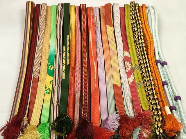 ■■■　商品詳細　■■■ ※こちらのお品はまとめての出品となりますので、 汚れ・サイズ等の詳細は記載しておりません。 ご理解の上でのご入札をお願い致します。 大変上質な逸品になります。 お安く出品致しますので、是非この機会にいかがでしょうか？ ■■■　注意事項　■■■ ■モニター発色の具合により色合いが異なる場合がございます。 ■寸法は多少の誤差が生じる場合がございますのでご了承ください。 ■縫込みの長さが左右非対称の場合は短い部分を記載しております。 左右非対称であってもご返品・お値引き等の保証は出来かねますので、ご了承の上ご購入をお願い致します。 ■シミ等のチェックには注意を払っておりますが、見落としがある場合もございますし、個人の見解も様々ですので神経質な方のご購入はお控えください。 ■箪笥に入っておりました着物や帯なので畳みシワや匂いがあるものもございます。 ■お休みは基本的に土日祝となりますが、その他臨時でお休みする場合がございますのでご了承ください。 ■商品の発送は平日のみの発送となります。 ■夜間と土曜、日曜日はお問い合わせの回答が遅れる場合がございます。 ■当店では、お直し、紋入れ、お手入れ等は承っておりません。 ■生地の状態（ヤケ、経年劣化等）によってはサイズ直しが出来ない場合がございます。 その点もどうかご了承のうえ、ご購入をお願いいたします。 ■弊社で取り扱う商品は一点ものにつき、時期や在庫状況に応じて金額が変更となる場合がございます。 ■検針は行っておりません。予めご了承いただきますようお願いいたします。 ■【洗える着物】と記載のある商品におきましては、商品お届け後に洗濯を行ってしまってからのご返品にはご対応しかねます。 念の為、専門店でのお手入れをお願いいたします。 ■着物のサイズ目安は下記を参考ください↓ ＜女性着物＞　お端折り次第で＋5cm　−1cmが着用可能サイズ 　例）身丈170cmの場合、身長160cm〜175cm ＜男性着物＞　身丈＋約25cm〜27cm程が適応身長 　例）身丈155cmの場合、身長180〜182cm