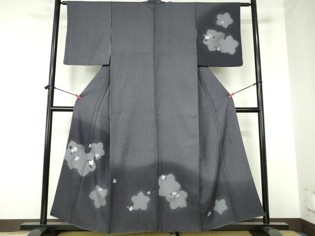 ■■■　サイズ　■■■ 身丈 156cm（肩から） 裄丈 61cm 袖丈 49cm　縫込み 4cm 袖幅 31.5cm 前幅 25cm 後幅 29.5cm 着物縫いこみ 内揚げ 8cm 裄 お袖側 約2cm　身頃側 約2cm ■■■　商品詳細　■■■ 【正絹】 状態は接写画像のように上前・右袖後に薄い汚れがございますが その他特に目立ったシミ汚れなどもなく大変良い状態です。 大変上質な逸品になります。 お安く出品致しますので、是非この機会にいかがでしょうか？ ■■■　注意事項　■■■ ■モニター発色の具合により色合いが異なる場合がございます。 ■寸法は多少の誤差が生じる場合がございますのでご了承ください。 ■縫込みの長さが左右非対称の場合は短い部分を記載しております。 左右非対称であってもご返品・お値引き等の保証は出来かねますので、ご了承の上ご購入をお願い致します。 ■シミ等のチェックには注意を払っておりますが、見落としがある場合もございますし、個人の見解も様々ですので神経質な方のご購入はお控えください。 ■箪笥に入っておりました着物や帯なので畳みシワや匂いがあるものもございます。 ■お休みは基本的に土日祝となりますが、その他臨時でお休みする場合がございますのでご了承ください。 ■商品の発送は平日のみの発送となります。 ■夜間と土曜、日曜日はお問い合わせの回答が遅れる場合がございます。 ■当店では、お直し、紋入れ、お手入れ等は承っておりません。 ■生地の状態（ヤケ、経年劣化等）によってはサイズ直しが出来ない場合がございます。 その点もどうかご了承のうえ、ご購入をお願いいたします。 ■弊社で取り扱う商品は一点ものにつき、時期や在庫状況に応じて金額が変更となる場合がございます。 ■検針は行っておりません。予めご了承いただきますようお願いいたします。 ■【洗える着物】と記載のある商品におきましては、商品お届け後に洗濯を行ってしまってからのご返品にはご対応しかねます。 念の為、専門店でのお手入れをお願いいたします。 ■写真に写っている物が全てになります。それ以外の付属品はございませんのでご了承ください。 ■状態に関する写真につきましては、掲載可能な写真枚数に限りがあるため、各箇所につき1枚参考画像を掲載しております。 ■着物のサイズ目安は下記を参考ください↓ ＜女性着物＞　お端折り次第で＋5cm　－1cmが着用可能サイズ 　例）身丈170cmの場合、身長160cm～175cm ＜男性着物＞　身丈＋約25cm～27cm程が適応身長 　例）身丈155cmの場合、身長180～182cm