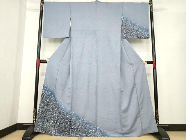 ■■■　サイズ　■■■ 身丈 166cm（肩から） 裄丈 67cm 袖丈 48.5cm　縫込み 2.5cm 袖幅 34cm 前幅 24cm 後幅 30cm 着物縫いこみ 内揚げ 7cm 裄 お袖側 約2cm　身頃側 約2cm ■■■　商品詳細　■■■ 【正絹】 状態は接写画像のように袖口に薄い汚れ、両脇にシミがございますが その他特に目立ったシミ汚れなどもなく大変良い状態です。 大変上質な逸品になります。 お安く出品致しますので、是非この機会にいかがでしょうか？ ※若干着用シワがございます。 ■■■　注意事項　■■■ ■モニター発色の具合により色合いが異なる場合がございます。 ■寸法は多少の誤差が生じる場合がございますのでご了承ください。 ■縫込みの長さが左右非対称の場合は短い部分を記載しております。 左右非対称であってもご返品・お値引き等の保証は出来かねますので、ご了承の上ご購入をお願い致します。 ■シミ等のチェックには注意を払っておりますが、見落としがある場合もございますし、個人の見解も様々ですので神経質な方のご購入はお控えください。 ■箪笥に入っておりました着物や帯なので畳みシワや匂いがあるものもございます。 ■お休みは基本的に土日祝となりますが、その他臨時でお休みする場合がございますのでご了承ください。 ■商品の発送は平日のみの発送となります。 ■夜間と土曜、日曜日はお問い合わせの回答が遅れる場合がございます。 ■当店では、お直し、紋入れ、お手入れ等は承っておりません。 ■生地の状態（ヤケ、経年劣化等）によってはサイズ直しが出来ない場合がございます。 その点もどうかご了承のうえ、ご購入をお願いいたします。 ■弊社で取り扱う商品は一点ものにつき、時期や在庫状況に応じて金額が変更となる場合がございます。 ■検針は行っておりません。予めご了承いただきますようお願いいたします。 ■【洗える着物】と記載のある商品におきましては、商品お届け後に洗濯を行ってしまってからのご返品にはご対応しかねます。 念の為、専門店でのお手入れをお願いいたします。 ■着物のサイズ目安は下記を参考ください↓ ＜女性着物＞　お端折り次第で＋5cm　−1cmが着用可能サイズ 　例）身丈170cmの場合、身長160cm〜175cm ＜男性着物＞　身丈＋約25cm〜27cm程が適応身長 　例）身丈155cmの場合、身長180〜182cm