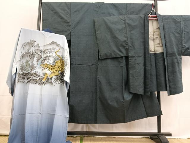 ■■■　サイズ　■■■ 【着物】 身丈 143cm（肩から） 裄丈 68.5cm 袖丈 49.5cm　縫込み 2cm 袖幅 34.5cm 前幅 28cm 後幅 32cm 着物縫いこみ 内揚げ 0cm 裄 お袖側 約1cm　身頃側 約0cm 【羽織】 身丈 89.5cm（肩から） 裄丈 69.5cm 袖丈 49.5cm　縫込み 6cm 袖幅 34.5cm 前幅 19cm 後幅 31.5cm 裄 お袖側 約1cm　身頃側 約0cm 【長襦袢・袷】 身丈 129cm（肩から） 裄丈 66cm 袖丈 48.5cm　縫込み 10.5cm 袖幅 33.5cm 前幅 29cm 後幅 32cm 裄 お袖側 約2cm　身頃側 約2cm ■■■　商品詳細　■■■ 【正絹】 着物の状態は接写画像のようにおくみ・上前・後身頃に薄い汚れがございます。 羽織の状態は接写画像のように表地所々・羽裏に汚れがございます。 長襦袢の状態は接写画像のように両袖・胴裏に薄い汚れがございます。 大変上質な逸品になりますのでぜひお手入れをされてお召しになられてはいかがでしょうか。 お安く出品致しますので、是非この機会にいかがでしょうか？ ■■■　注意事項　■■■ ■モニター発色の具合により色合いが異なる場合がございます。 ■寸法は多少の誤差が生じる場合がございますのでご了承ください。 ■縫込みの長さが左右非対称の場合は短い部分を記載しております。 左右非対称であってもご返品・お値引き等の保証は出来かねますので、ご了承の上ご購入をお願い致します。 ■シミ等のチェックには注意を払っておりますが、見落としがある場合もございますし、個人の見解も様々ですので神経質な方のご購入はお控えください。 ■箪笥に入っておりました着物や帯なので畳みシワや匂いがあるものもございます。 ■お休みは基本的に土日祝となりますが、その他臨時でお休みする場合がございますのでご了承ください。 ■商品の発送は平日のみの発送となります。 ■夜間と土曜、日曜日はお問い合わせの回答が遅れる場合がございます。 ■当店では、お直し、紋入れ、お手入れ等は承っておりません。 ■生地の状態（ヤケ、経年劣化等）によってはサイズ直しが出来ない場合がございます。 その点もどうかご了承のうえ、ご購入をお願いいたします。 ■弊社で取り扱う商品は一点ものにつき、時期や在庫状況に応じて金額が変更となる場合がございます。 ■検針は行っておりません。予めご了承いただきますようお願いいたします。 ■【洗える着物】と記載のある商品におきましては、商品お届け後に洗濯を行ってしまってからのご返品にはご対応しかねます。 念の為、専門店でのお手入れをお願いいたします。 ■写真に写っている物が全てになります。それ以外の付属品はございませんのでご了承ください。 ■状態に関する写真につきましては、掲載可能な写真枚数に限りがあるため、各箇所につき1枚参考画像を掲載しております。 ■着物のサイズ目安は下記を参考ください↓ ＜女性着物＞　お端折り次第で＋5cm　−1cmが着用可能サイズ 　例）身丈170cmの場合、身長160cm〜175cm ＜男性着物＞　身丈＋約25cm〜27cm程が適応身長 　例）身丈155cmの場合、身長180〜182cm