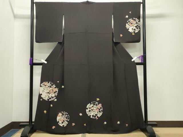 ■■■　サイズ　■■■ 身丈 164cm（肩から） 裄丈 64.5cm 袖丈 51.5cm　縫込み 3cm 袖幅 34cm 前幅 24cm 後幅 30.5cm 着物縫いこみ 内揚げ 0cm 裄 お袖側 約3cm　身頃側 約4.5cm ■■■　商品詳細　■■■ 【正絹】 状態は接写画像のように八掛に糸解け、八掛に破れがございますが その他表地は特に目立ったシミ汚れなどもなく大変良い状態です。 大変上質な逸品になります。 お安く出品致しますので、是非この機会にいかがでしょうか？ ■■■　注意事項　■■■ ■モニター発色の具合により色合いが異なる場合がございます。 ■寸法は多少の誤差が生じる場合がございますのでご了承ください。 ■縫込みの長さが左右非対称の場合は短い部分を記載しております。 左右非対称であってもご返品・お値引き等の保証は出来かねますので、ご了承の上ご購入をお願い致します。 ■シミ等のチェックには注意を払っておりますが、見落としがある場合もございますし、個人の見解も様々ですので神経質な方のご購入はお控えください。 ■箪笥に入っておりました着物や帯なので畳みシワや匂いがあるものもございます。 ■お休みは基本的に土日祝となりますが、その他臨時でお休みする場合がございますのでご了承ください。 ■商品の発送は平日のみの発送となります。 ■夜間と土曜、日曜日はお問い合わせの回答が遅れる場合がございます。 ■当店では、お直し、紋入れ、お手入れ等は承っておりません。 ■生地の状態（ヤケ、経年劣化等）によってはサイズ直しが出来ない場合がございます。 その点もどうかご了承のうえ、ご購入をお願いいたします。 ■弊社で取り扱う商品は一点ものにつき、時期や在庫状況に応じて金額が変更となる場合がございます。 ■検針は行っておりません。予めご了承いただきますようお願いいたします。 ■【洗える着物】と記載のある商品におきましては、商品お届け後に洗濯を行ってしまってからのご返品にはご対応しかねます。 念の為、専門店でのお手入れをお願いいたします。 ■着物のサイズ目安は下記を参考ください↓ ＜女性着物＞　お端折り次第で＋5cm　−1cmが着用可能サイズ 　例）身丈170cmの場合、身長160cm〜175cm ＜男性着物＞　身丈＋約25cm〜27cm程が適応身長 　例）身丈155cmの場合、身長180〜182cm