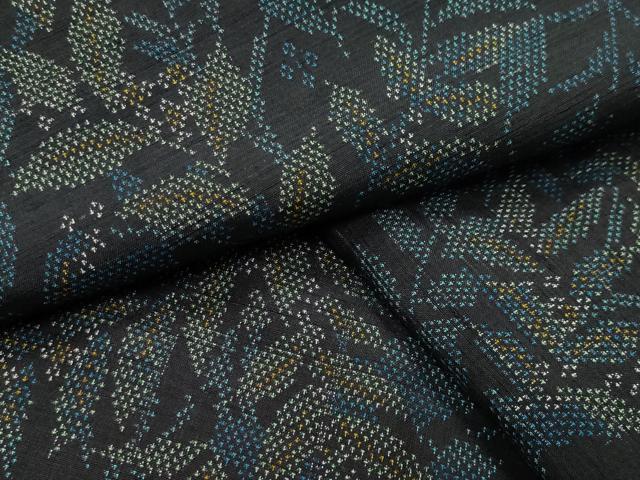 ■■■　サイズ　■■■ 身丈 161cm（肩から） 裄丈 67cm 袖丈 48cm　縫込み 5cm 袖幅 35cm 前幅 27.5cm 後幅 32cm 着物縫いこみ 内揚げ 4.5cm 裄 お袖側 約2cm　身頃側 約3cm ■■■　商品詳細　■■■ 【正絹】 状態は特に目立ったシミ汚れなどもなく大変良い状態です。 大変上質な逸品になります。 お安く出品致しますので、是非この機会にいかがでしょうか？ ■■■　注意事項　■■■ ■モニター発色の具合により色合いが異なる場合がございます。 ■寸法は多少の誤差が生じる場合がございますのでご了承ください。 ■縫込みの長さが左右非対称の場合は短い部分を記載しております。 左右非対称であってもご返品・お値引き等の保証は出来かねますので、ご了承の上ご購入をお願い致します。 ■シミ等のチェックには注意を払っておりますが、見落としがある場合もございますし、個人の見解も様々ですので神経質な方のご購入はお控えください。 ■箪笥に入っておりました着物や帯なので畳みシワや匂いがあるものもございます。 ■お休みは基本的に土日祝となりますが、その他臨時でお休みする場合がございますのでご了承ください。 ■商品の発送は平日のみの発送となります。 ■夜間と土曜、日曜日はお問い合わせの回答が遅れる場合がございます。 ■当店では、お直し、紋入れ、お手入れ等は承っておりません。 ■生地の状態（ヤケ、経年劣化等）によってはサイズ直しが出来ない場合がございます。 その点もどうかご了承のうえ、ご購入をお願いいたします。 ■弊社で取り扱う商品は一点ものにつき、時期や在庫状況に応じて金額が変更となる場合がございます。 ■検針は行っておりません。予めご了承いただきますようお願いいたします。 ■【洗える着物】と記載のある商品におきましては、商品お届け後に洗濯を行ってしまってからのご返品にはご対応しかねます。 念の為、専門店でのお手入れをお願いいたします。 ■着物のサイズ目安は下記を参考ください↓ ＜女性着物＞　お端折り次第で＋5cm　−1cmが着用可能サイズ 　例）身丈170cmの場合、身長160cm〜175cm ＜男性着物＞　身丈＋約25cm〜27cm程が適応身長 　例）身丈155cmの場合、身長180〜182cm