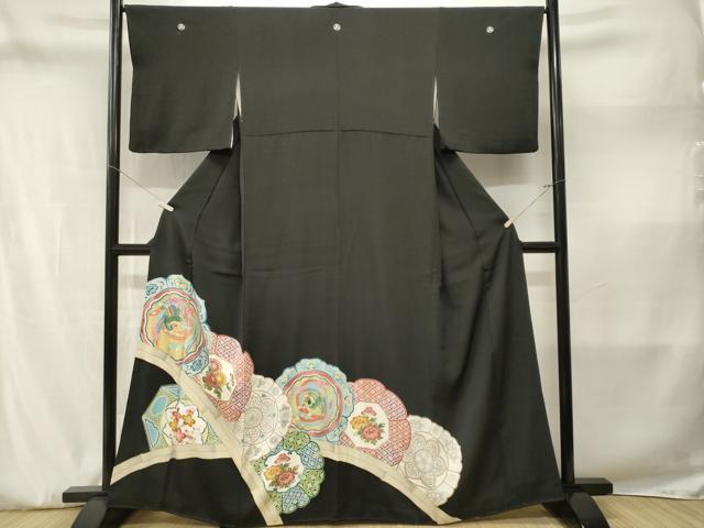 ■■■　サイズ　■■■ 身丈 162cm（肩から） 裄丈 66cm 袖丈 47cm　縫込み 4cm 袖幅 34cm 前幅 24cm 後幅 30cm 着物縫いこみ 内揚げ 4cm 裄 お袖側 約1cm　身頃側 約2cm ■■■　商品詳細　■■■ 【正絹・五つ紋・比翼仕立て】 状態は画像を添付しておりますので、そちらをご確認下さいますよう宜しくお願い致します。 大変上質な逸品になります。 お安く出品致しますので、是非この機会にいかがでしょうか？ ■■■　注意事項　■■■ ■モニター発色の具合により色合いが異なる場合がございます。 ■寸法は多少の誤差が生じる場合がございますのでご了承ください。 ■縫込みの長さが左右非対称の場合は短い部分を記載しております。 左右非対称であってもご返品・お値引き等の保証は出来かねますので、ご了承の上ご購入をお願い致します。 ■シミ等のチェックには注意を払っておりますが、見落としがある場合もございますし、個人の見解も様々ですので神経質な方のご購入はお控えください。 ■箪笥に入っておりました着物や帯なので畳みシワや匂いがあるものもございます。 ■お休みは基本的に土日祝となりますが、その他臨時でお休みする場合がございますのでご了承ください。 ■商品の発送は平日のみの発送となります。 ■夜間と土曜、日曜日はお問い合わせの回答が遅れる場合がございます。 ■当店では、お直し、紋入れ、お手入れ等は承っておりません。 ■生地の状態（ヤケ、経年劣化等）によってはサイズ直しが出来ない場合がございます。 その点もどうかご了承のうえ、ご購入をお願いいたします。 ■弊社で取り扱う商品は一点ものにつき、時期や在庫状況に応じて金額が変更となる場合がございます。 ■検針は行っておりません。予めご了承いただきますようお願いいたします。 ■【洗える着物】と記載のある商品におきましては、商品お届け後に洗濯を行ってしまってからのご返品にはご対応しかねます。 念の為、専門店でのお手入れをお願いいたします。 ■写真に写っている物が全てになります。それ以外の付属品はございませんのでご了承ください。 ■状態に関する写真につきましては、掲載可能な写真枚数に限りがあるため、各箇所につき1枚参考画像を掲載しております。 ■着物のサイズ目安は下記を参考ください↓ ＜女性着物＞　お端折り次第で＋5cm　−1cmが着用可能サイズ 　例）身丈170cmの場合、身長160cm〜175cm ＜男性着物＞　身丈＋約25cm〜27cm程が適応身長 　例）身丈155cmの場合、身長180〜182cm