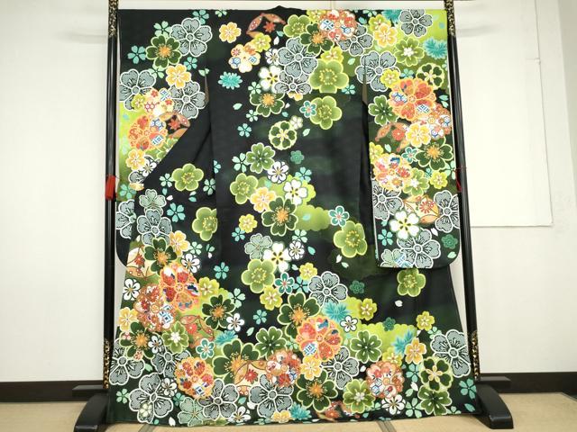 ■■■　サイズ　■■■ 身丈 169.5cm（肩から） 裄丈 68.5cm 袖丈 108.5cm　縫込み 2cm 袖幅 34cm 前幅 24.5cm 後幅 30cm 着物縫いこみ 内揚げ 6.5cm 裄 お袖側 約1cm　身頃側 約0cm ■■■　商品詳細　■■■ 【化繊・未使用】 状態は特に目立ったシミ汚れなどもなく大変良い状態です。 お安く出品致しますので、是非この機会にいかがでしょうか？※ご自身で洗濯された場合の保証はできかねます。 専門店にご相談ください。 ■■■　注意事項　■■■ ■モニター発色の具合により色合いが異なる場合がございます。 ■寸法は多少の誤差が生じる場合がございますのでご了承ください。 ■縫込みの長さが左右非対称の場合は短い部分を記載しております。 左右非対称であってもご返品・お値引き等の保証は出来かねますので、ご了承の上ご購入をお願い致します。 ■シミ等のチェックには注意を払っておりますが、見落としがある場合もございますし、個人の見解も様々ですので神経質な方のご購入はお控えください。 ■箪笥に入っておりました着物や帯なので畳みシワや匂いがあるものもございます。 ■お休みは基本的に土日祝となりますが、その他臨時でお休みする場合がございますのでご了承ください。 ■商品の発送は平日のみの発送となります。 ■夜間と土曜、日曜日はお問い合わせの回答が遅れる場合がございます。 ■当店では、お直し、紋入れ、お手入れ等は承っておりません。 ■生地の状態（ヤケ、経年劣化等）によってはサイズ直しが出来ない場合がございます。 その点もどうかご了承のうえ、ご購入をお願いいたします。 ■弊社で取り扱う商品は一点ものにつき、時期や在庫状況に応じて金額が変更となる場合がございます。 ■検針は行っておりません。予めご了承いただきますようお願いいたします。 ■【洗える着物】と記載のある商品におきましては、商品お届け後に洗濯を行ってしまってからのご返品にはご対応しかねます。 念の為、専門店でのお手入れをお願いいたします。 ■着物のサイズ目安は下記を参考ください↓ ＜女性着物＞　お端折り次第で＋5cm　−1cmが着用可能サイズ 　例）身丈170cmの場合、身長160cm〜175cm ＜男性着物＞　身丈＋約25cm〜27cm程が適応身長 　例）身丈155cmの場合、身長180〜182cm