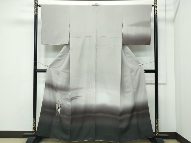 ■■■　サイズ　■■■ 身丈 160cm（肩から） 裄丈 63cm 袖丈 48.5cm　 縫込み 4cm 袖幅 31.5cm 前幅 23.5cm 後幅 30cm 着物縫いこみ 内揚げ 12.5cm 裄 お袖側 約 4.5cm　身頃側 約 3cm ■■■　商品詳細　■■■ 【正絹】 状態は特に目立ったシミ汚れなどもなく大変良い状態です。 大変上質な極上の逸品になります。 お安く出品致しますので、是非この機会にいかがでしょうか？ ■■■　注意事項　■■■ ■モニター発色の具合により色合いが異なる場合がございます。 ■寸法は多少の誤差が生じる場合がございますのでご了承ください。 ■縫込みの長さが左右非対称の場合は短い部分を記載しております。 左右非対称であってもご返品・お値引き等の保証は出来かねますので、ご了承の上ご購入をお願い致します。 ■シミ等のチェックには注意を払っておりますが、見落としがある場合もございますし、個人の見解も様々ですので神経質な方のご購入はお控えください。 ■箪笥に入っておりました着物や帯なので畳みシワや匂いがあるものもございます。 ■お休みは基本的に土日祝となりますが、その他臨時でお休みする場合がございますのでご了承ください。 ■商品の発送は平日のみの発送となります。 ■夜間と土曜、日曜日はお問い合わせの回答が遅れる場合がございます。 ■当店では、お直し、紋入れ、お手入れ等は承っておりません。 ■生地の状態（ヤケ、経年劣化等）によってはサイズ直しが出来ない場合がございます。 その点もどうかご了承のうえ、ご購入をお願いいたします。 ■弊社で取り扱う商品は一点ものにつき、時期や在庫状況に応じて金額が変更となる場合がございます。 ■検針は行っておりません。予めご了承いただきますようお願いいたします。 ■【洗える着物】と記載のある商品におきましては、商品お届け後に洗濯を行ってしまってからのご返品にはご対応しかねます。 念の為、専門店でのお手入れをお願いいたします。 ■着物のサイズ目安は下記を参考ください↓ ＜女性着物＞　お端折り次第で＋5?　−10?が着用可能サイズ 　例）身丈170?の場合、身長160?〜175? ＜男性着物＞　身丈＋約25?〜27?程が適応身長 　例）身丈155?の場合、身長180〜182?