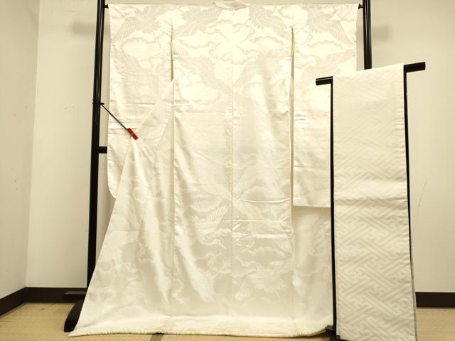 ■■■　サイズ　■■■ 【掛下】 身丈 182cm（肩から） 裄丈 64.5cm 袖丈 106.5cm　縫込み 3cm 袖幅 32cm 前幅 25cm 後幅 30.5cm 着物縫いこみ 内揚げ 0cm 裄 お袖側 約2.5cm　身頃側 約1.5cm 【帯】 長さ 440cm　幅 26cm程 ■■■　商品詳細　■■■ 【正絹】 掛下の状態は接写画像のように表地所々・衿山・八掛・比翼・比翼衿・胴裏に薄い汚れがございます。 帯の状態は接写画像のように表地所々・裏面に薄い汚れがございます。 大変上質な逸品になりますのでぜひお手入れをされてお召しになられてはいかがでしょうか。 お安く出品致しますので、是非この機会にいかがでしょうか？ ■■■　注意事項　■■■ ■モニター発色の具合により色合いが異なる場合がございます。 ■寸法は多少の誤差が生じる場合がございますのでご了承ください。 ■縫込みの長さが左右非対称の場合は短い部分を記載しております。 左右非対称であってもご返品・お値引き等の保証は出来かねますので、ご了承の上ご購入をお願い致します。 ■シミ等のチェックには注意を払っておりますが、見落としがある場合もございますし、個人の見解も様々ですので神経質な方のご購入はお控えください。 ■箪笥に入っておりました着物や帯なので畳みシワや匂いがあるものもございます。 ■お休みは基本的に土日祝となりますが、その他臨時でお休みする場合がございますのでご了承ください。 ■商品の発送は平日のみの発送となります。 ■夜間と土曜、日曜日はお問い合わせの回答が遅れる場合がございます。 ■当店では、お直し、紋入れ、お手入れ等は承っておりません。 ■生地の状態（ヤケ、経年劣化等）によってはサイズ直しが出来ない場合がございます。 その点もどうかご了承のうえ、ご購入をお願いいたします。 ■弊社で取り扱う商品は一点ものにつき、時期や在庫状況に応じて金額が変更となる場合がございます。 ■検針は行っておりません。予めご了承いただきますようお願いいたします。 ■【洗える着物】と記載のある商品におきましては、商品お届け後に洗濯を行ってしまってからのご返品にはご対応しかねます。 念の為、専門店でのお手入れをお願いいたします。 ■写真に写っている物が全てになります。 それ以外の付属品はございませんのでご了承ください。 ■状態に関する写真につきましては、掲載可能な写真枚数に限りがあるため、 各箇所につき1枚参考画像を掲載しております。 ■着物のサイズ目安は下記を参考ください↓ ＜女性着物＞　お端折り次第で＋5cm　−10cmが着用可能サイズ 　例）身丈170cmの場合、身長160cm〜175cm ＜男性着物＞　身丈＋約25cm〜27cm程が適応身長 　例）身丈155cmの場合、身長180cm〜182cm